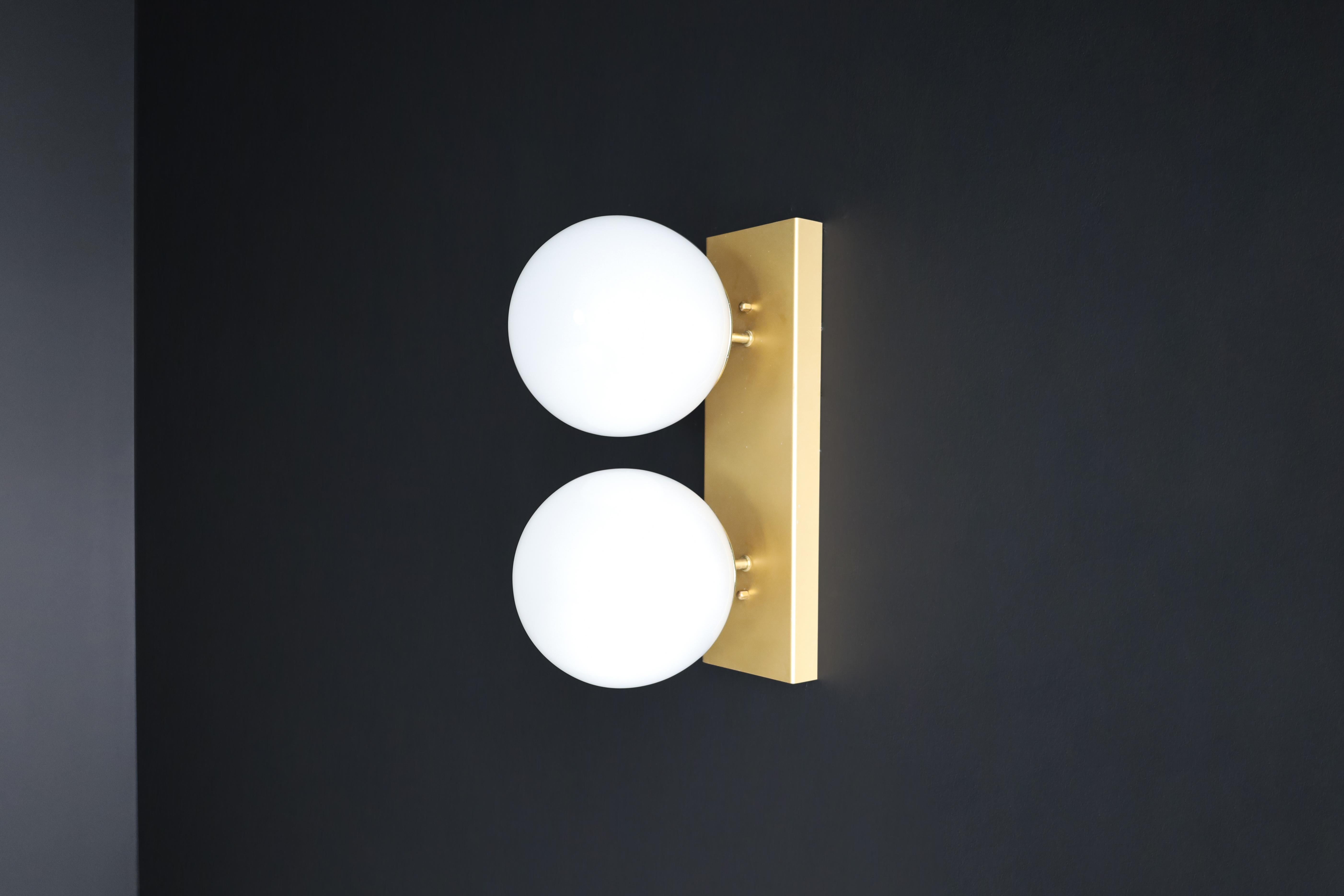 Mid-Century Modern Lampes murales/plafonniers en verre glacé blanc mi-siècle modernes, années 1960 en vente