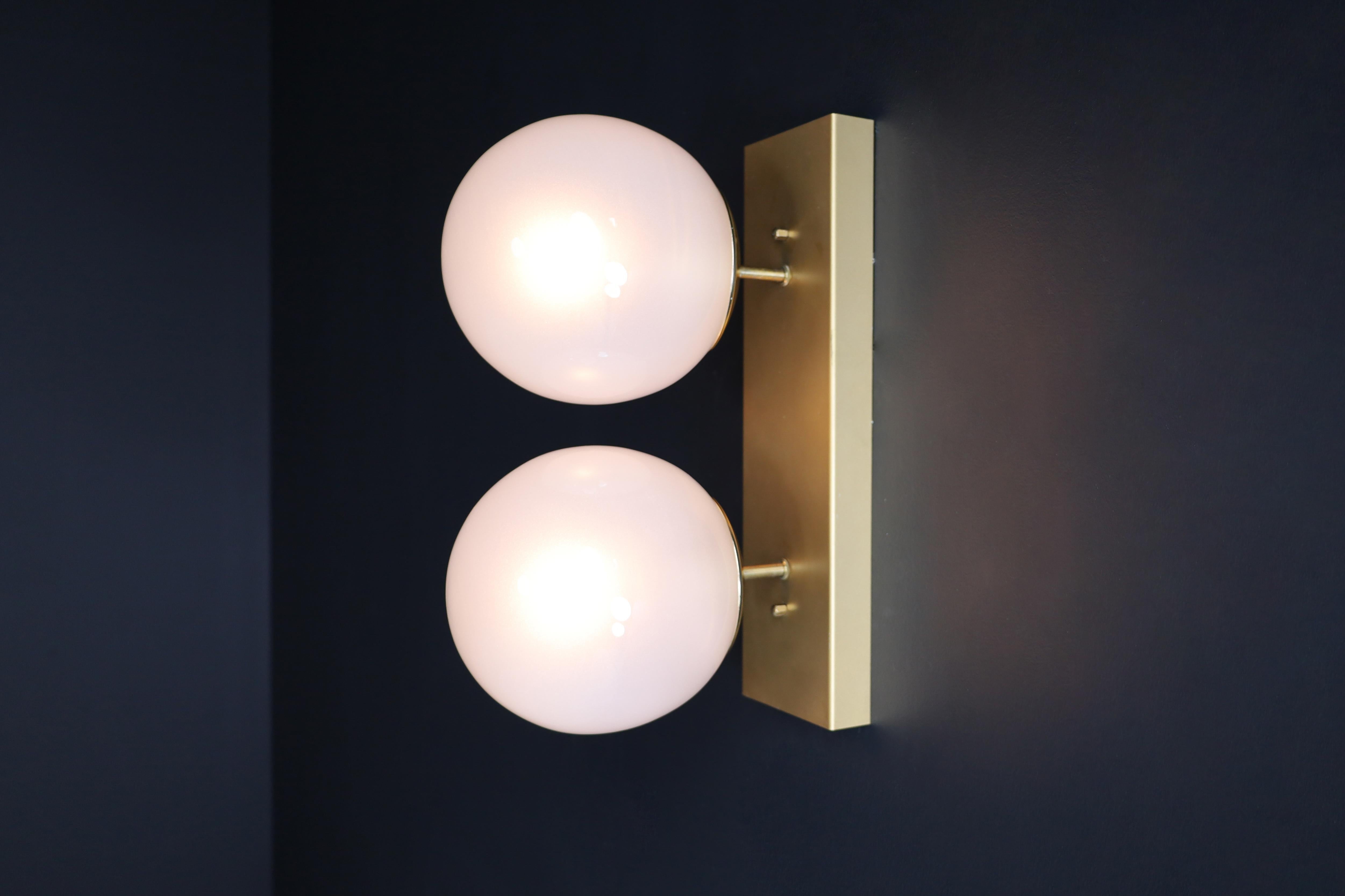 Européen Lampes murales/plafonniers en verre glacé blanc mi-siècle modernes, années 1960 en vente