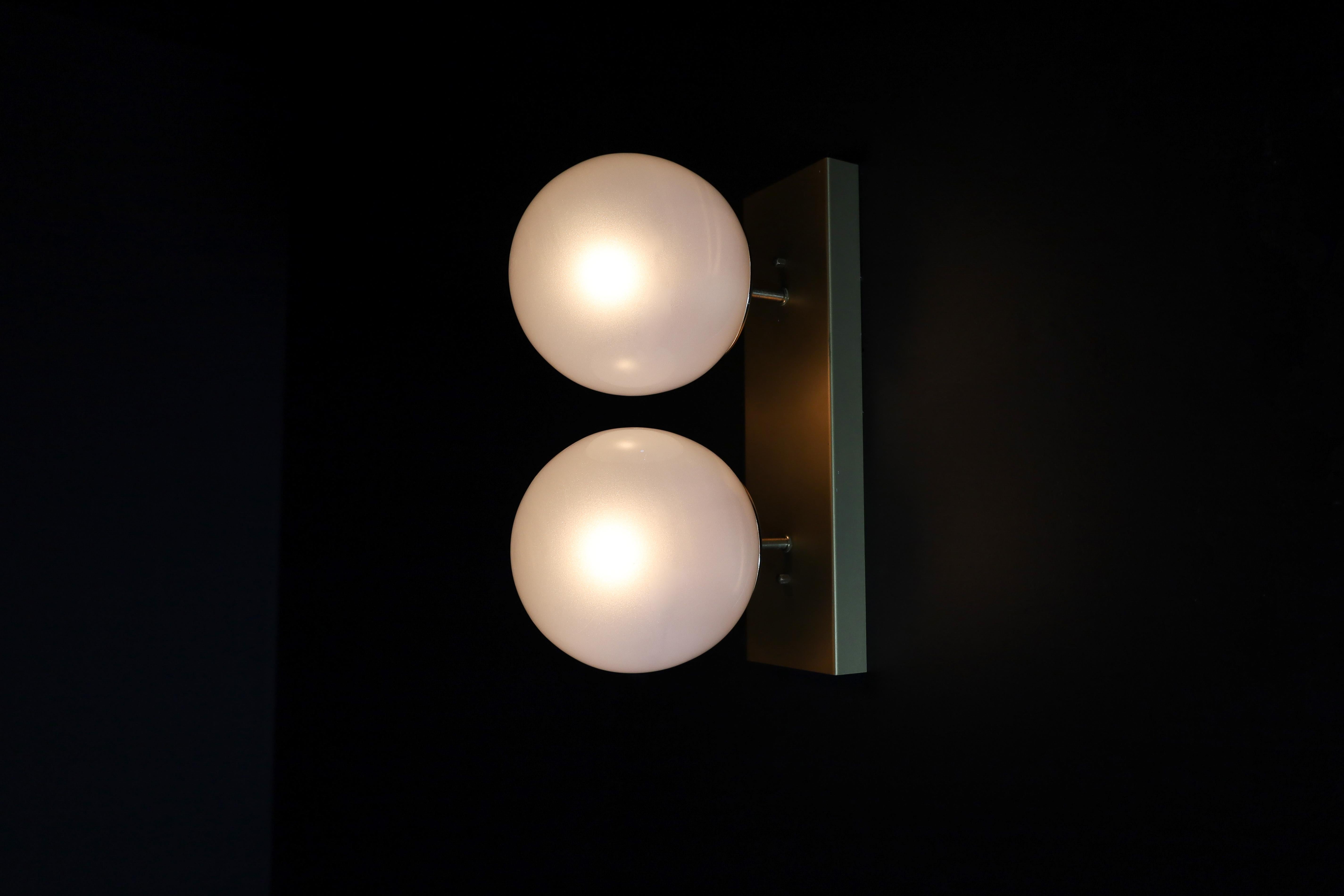 20ième siècle Lampes murales/plafonniers en verre glacé blanc mi-siècle modernes, années 1960 en vente