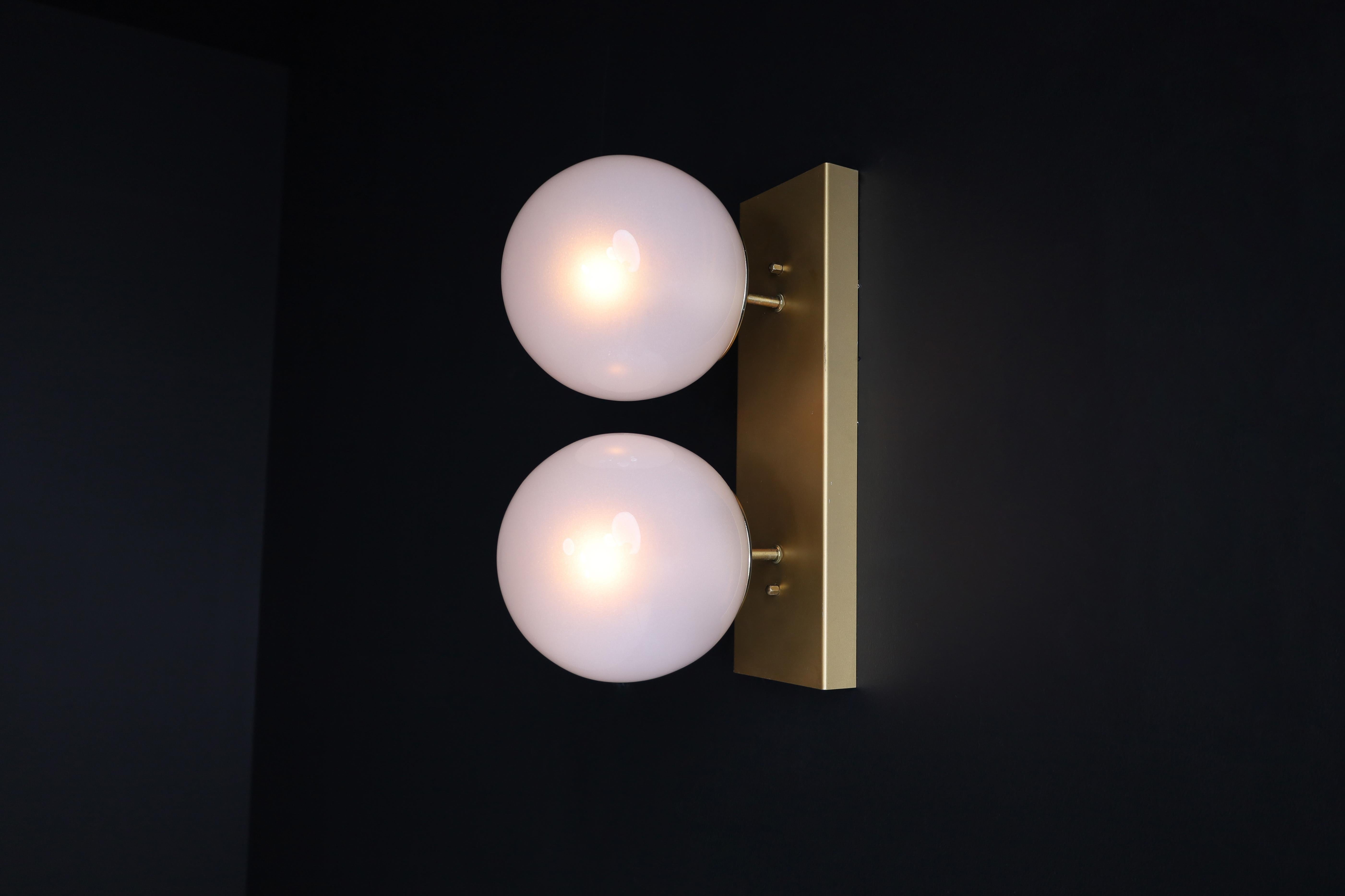 Lampes murales/plafonniers en verre glacé blanc mi-siècle modernes, années 1960 en vente 1