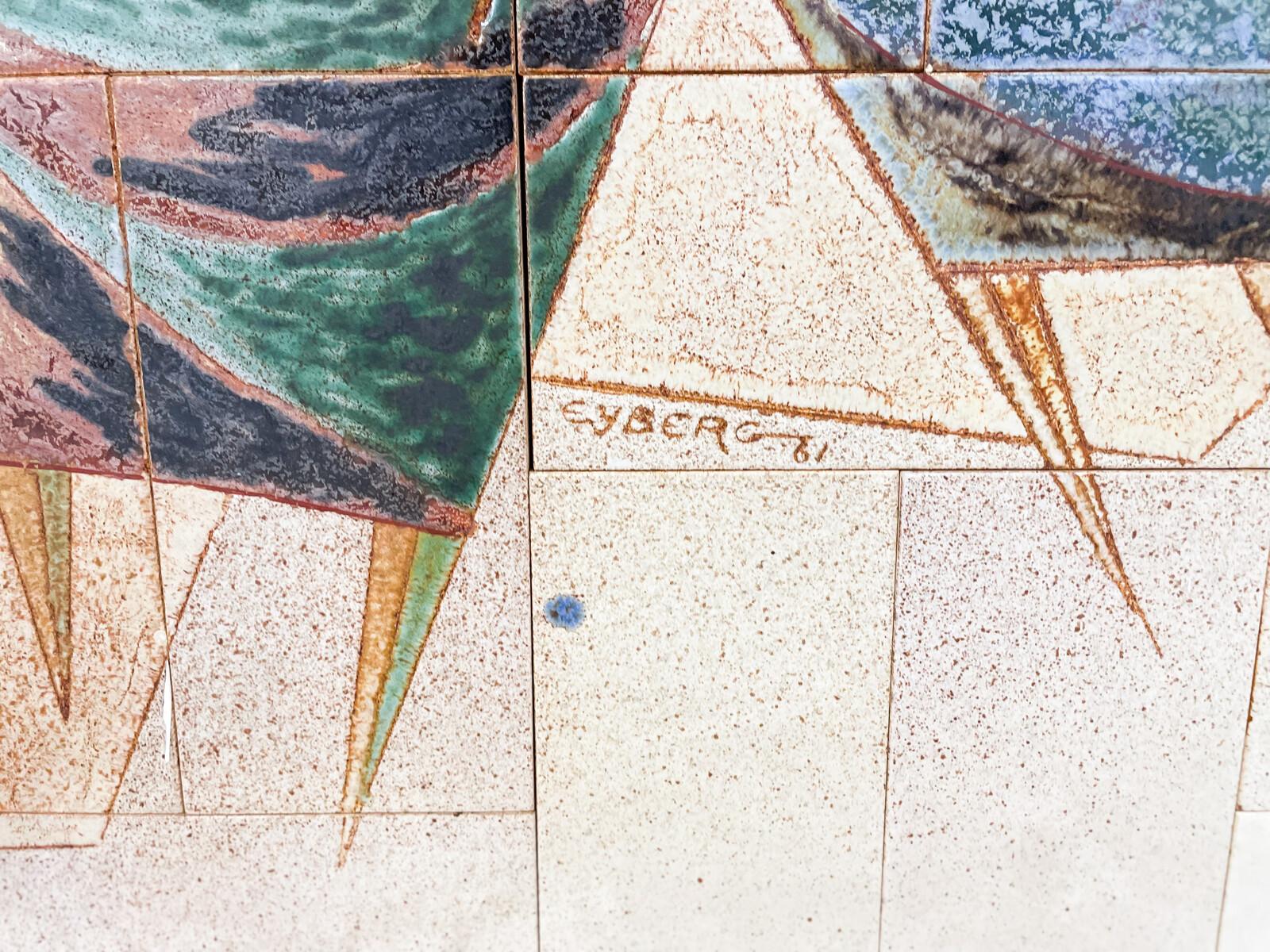 Moderne Wandkeramikplatte aus der Jahrhundertmitte, signiert und datiert im Angebot 2