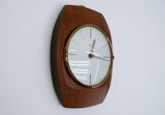 Moderne Wanduhr aus Teakholz und Messing aus der Mitte des Jahrhunderts von Junghans, Deutschland