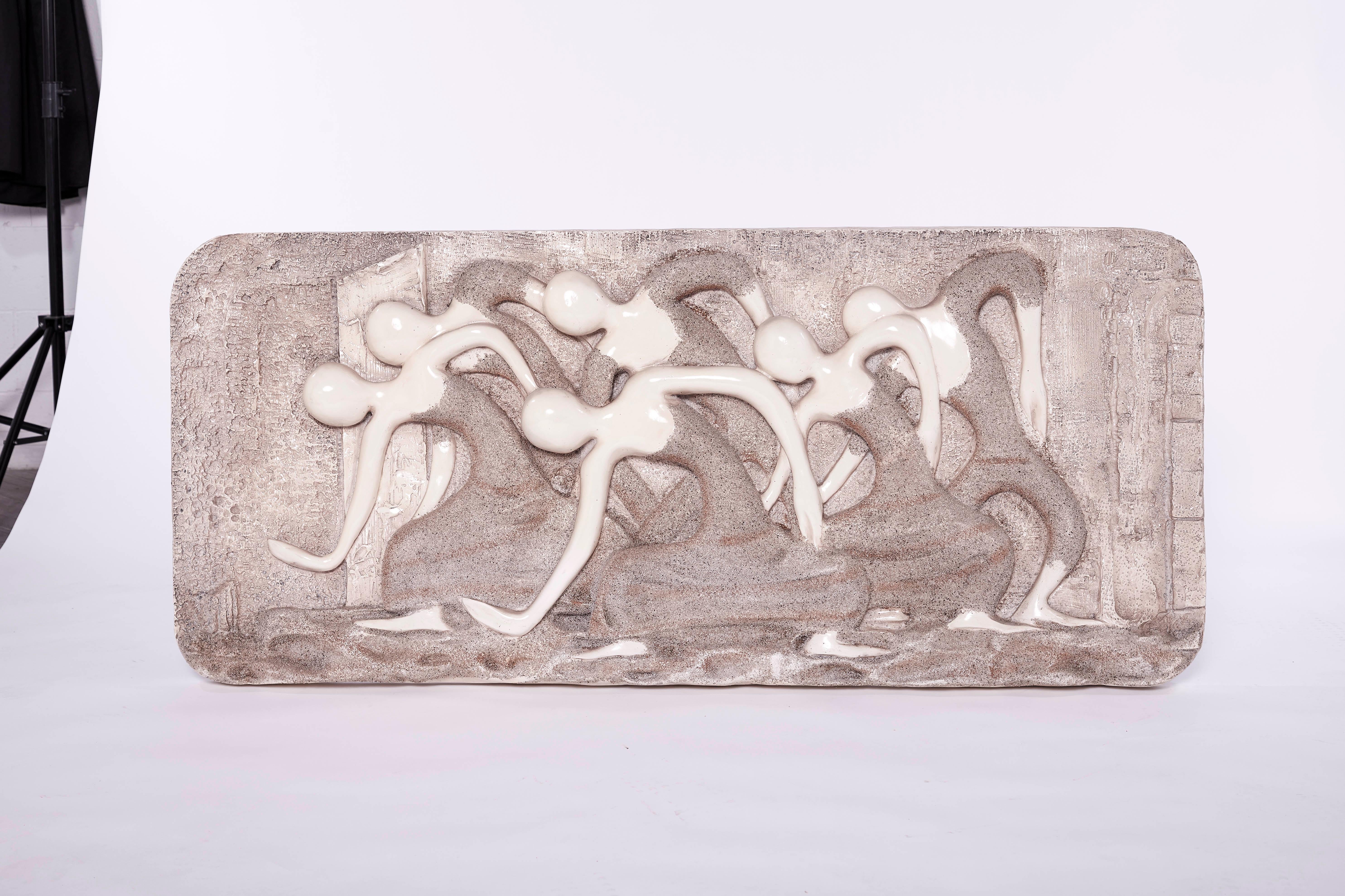 Une sculpture murale moderne du milieu du siècle, fabriquée à la main en fibre de verre. Cette fabuleuse sculpture présente un motif unique en relief représentant un danseur à l'esprit libre. Cette pièce accroche le regard et constitue un ajout
