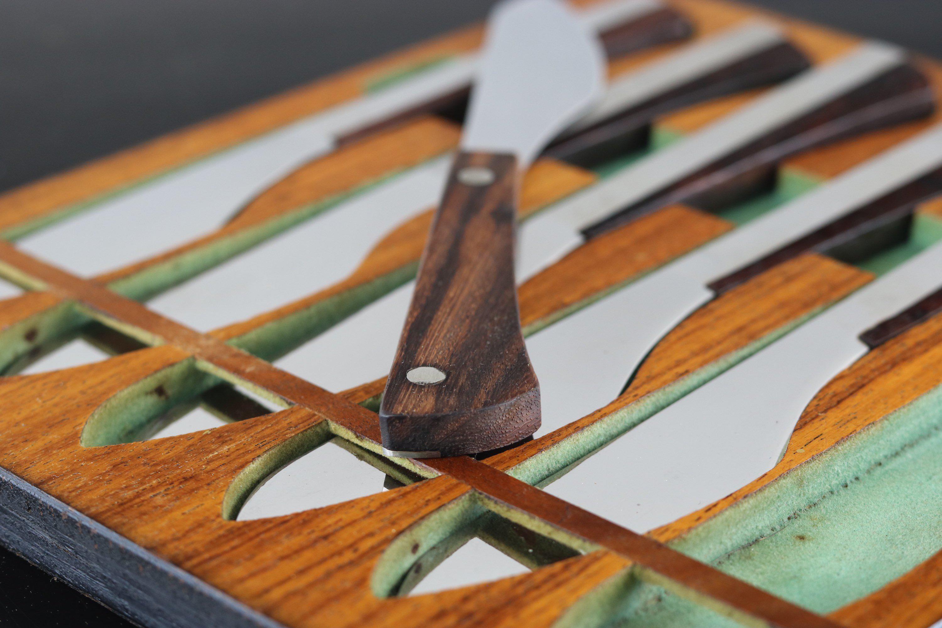 Style international Ensemble de couteaux muraux suspendus modernes du milieu du siècle en bois de rose brésilien, années 1960 en vente