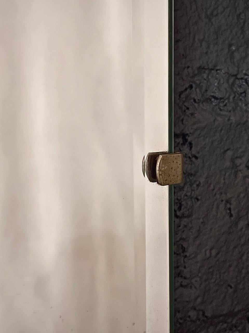 Specchio d'accento in noce appeso a parete in stile metà secolo moderno in vendita 3