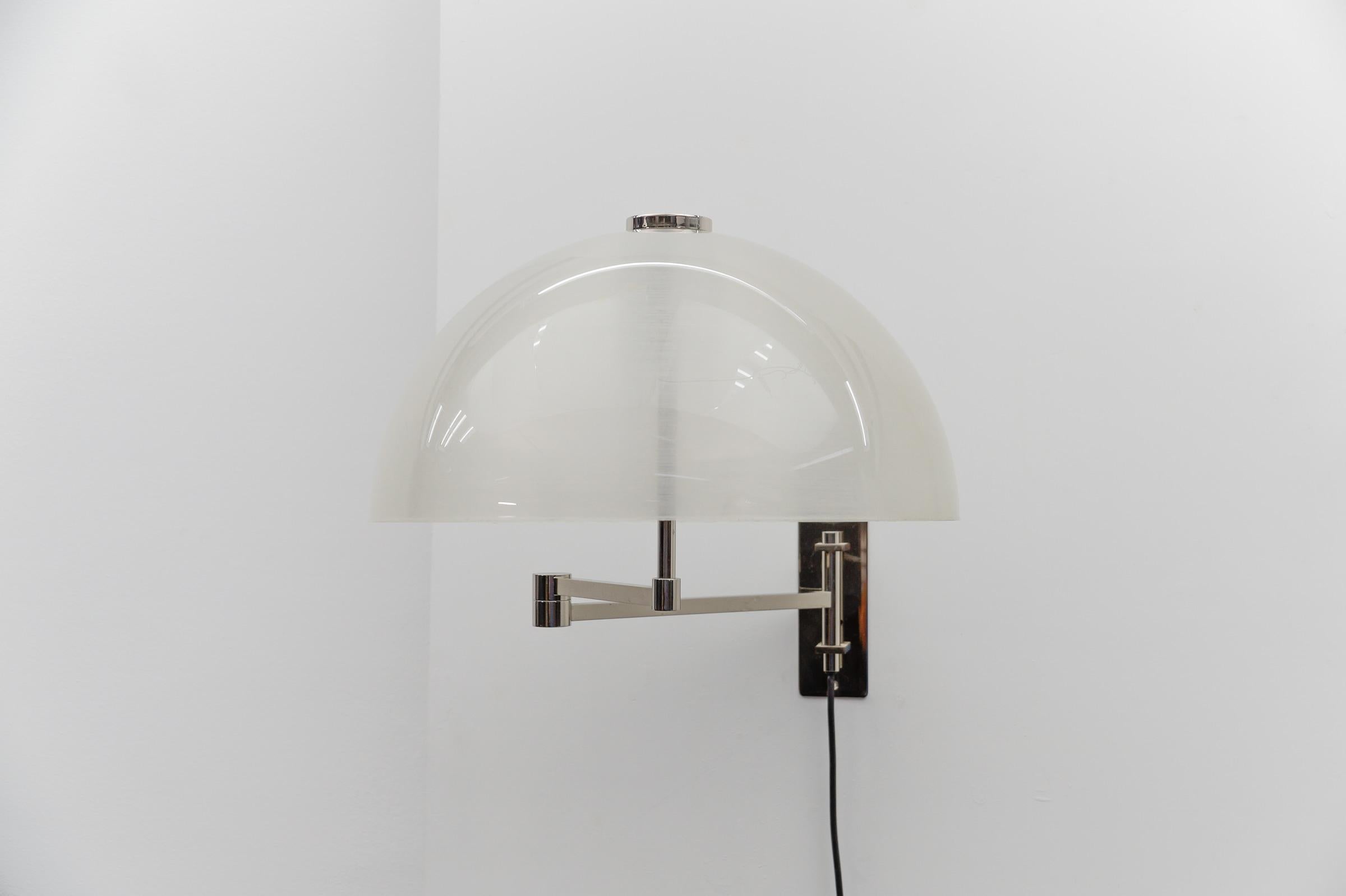 Applique moderne du milieu du siècle, 1960 Italie

Les lampes sont exécutées avec 2 ampoules à vis E27 Edison. Il est en état de marche. Il fonctionne à la fois sur 110 et 230 volts.

Légères traces d'usure habituelles et belle patine.

Il est câblé