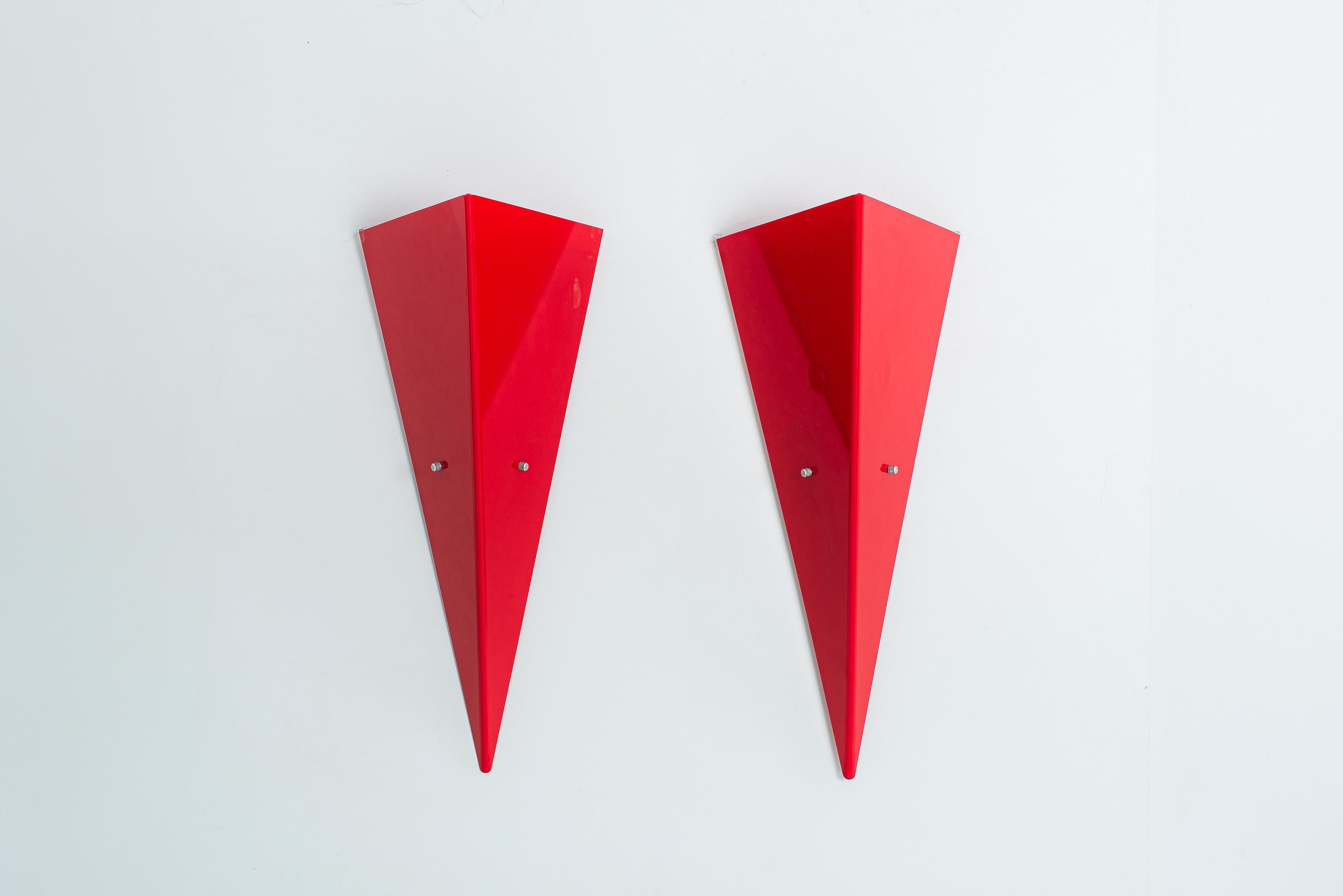Lámpara de pared moderna de mediados de siglo de diseñador sin atribuir, Brasil, años 60

Pareja de apliques rojos en forma de 