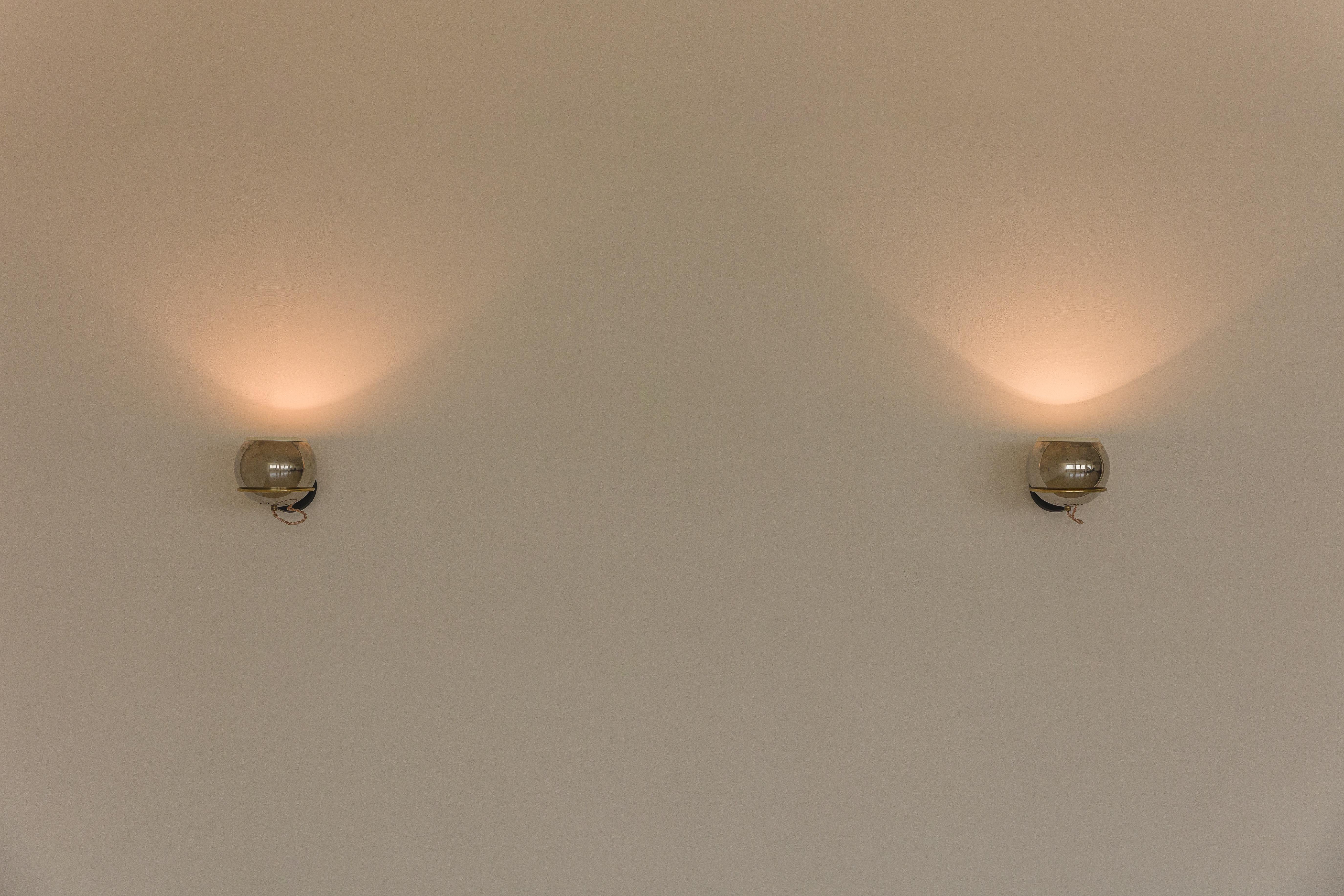 Zuvor restauriert.
Diese Wandlampen haben flexible Strukturen, um die Lichtpositionen einzustellen.