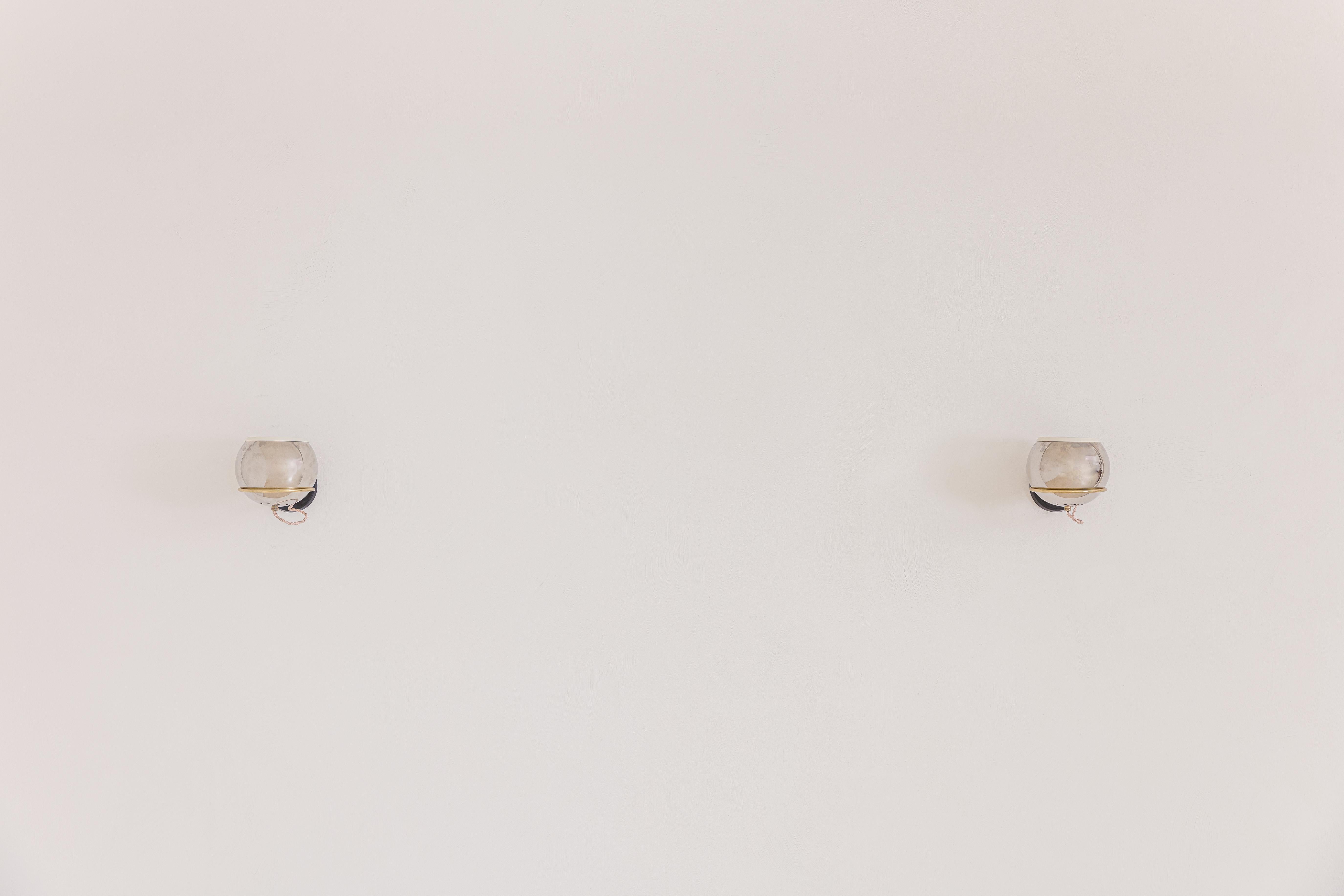 Mid-Century moderno Lampada da parete moderna di metà secolo di Lustres Pelotas, alluminio e ottone 1950s in vendita