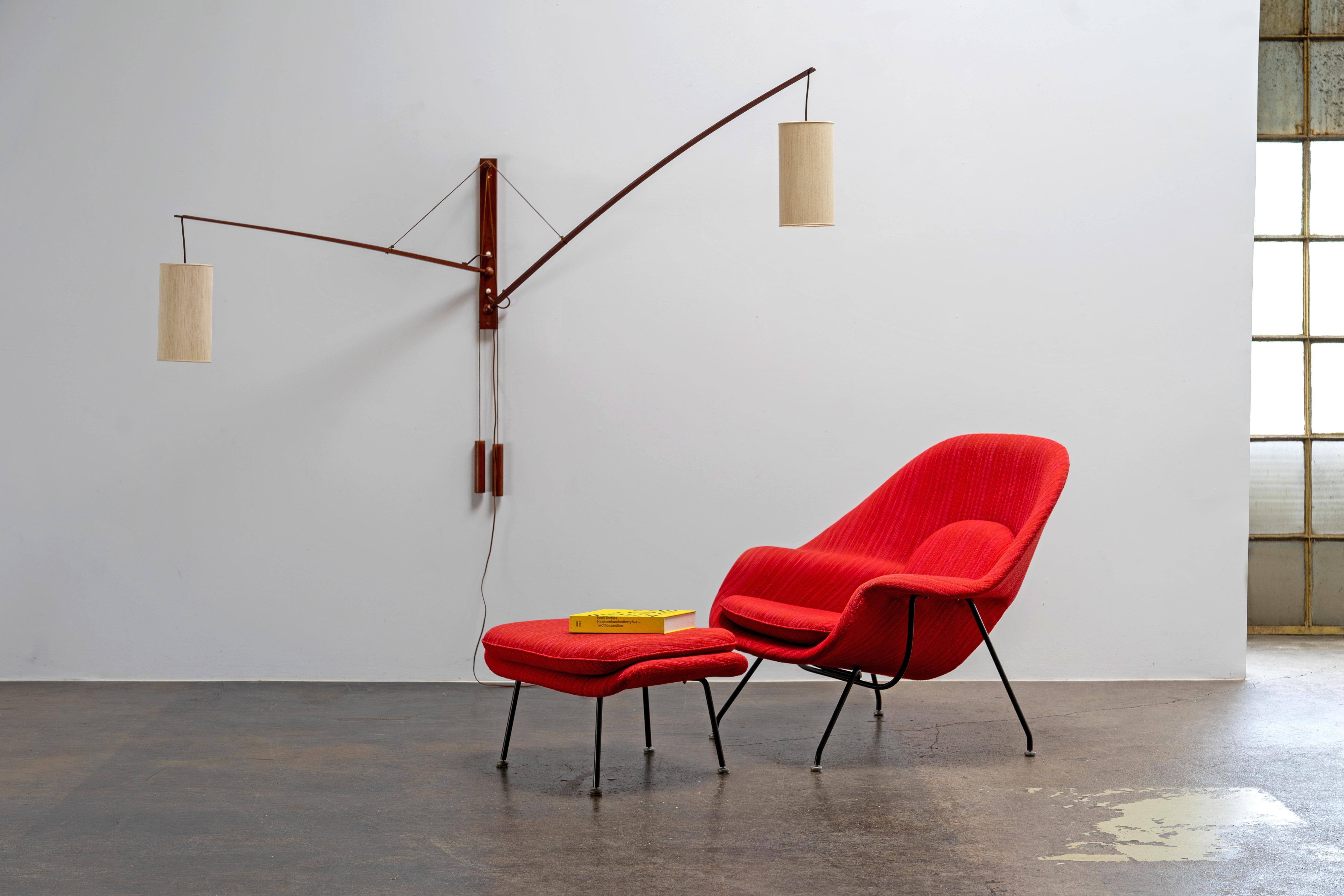 Este refinado aplique de la década de 1950 fue diseñado por Rupprecht Skrip para Skrip Leuchten. Fabricada en Alemania, presenta elegantes elementos de teca y pantallas de paja, que crean un resplandor cálido y atmosférico.

Los delicados arcos de