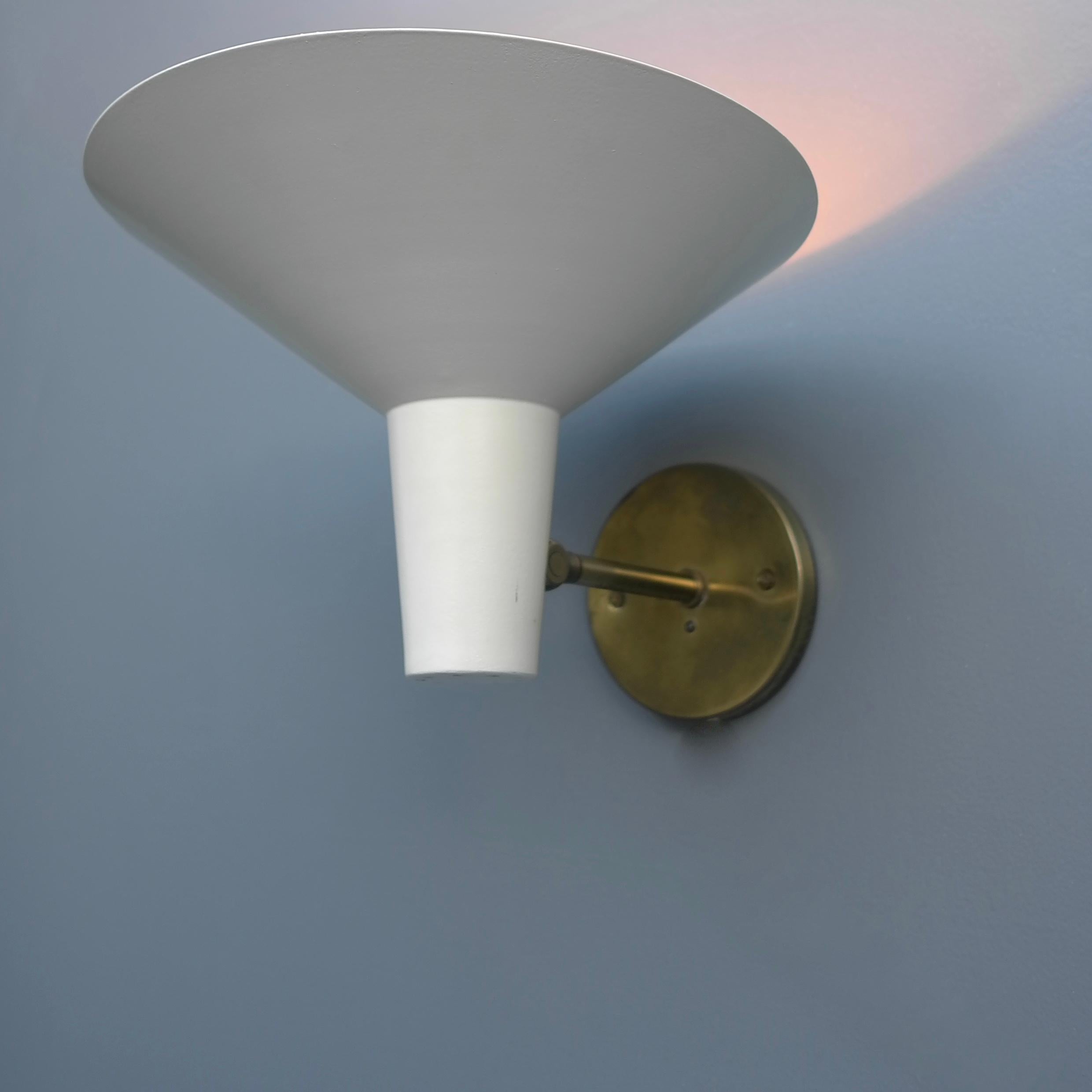 Mid-Century Modern Wall Light in off White and Brass, Italy, 1950's In Good Condition For Sale In Den Haag, NL