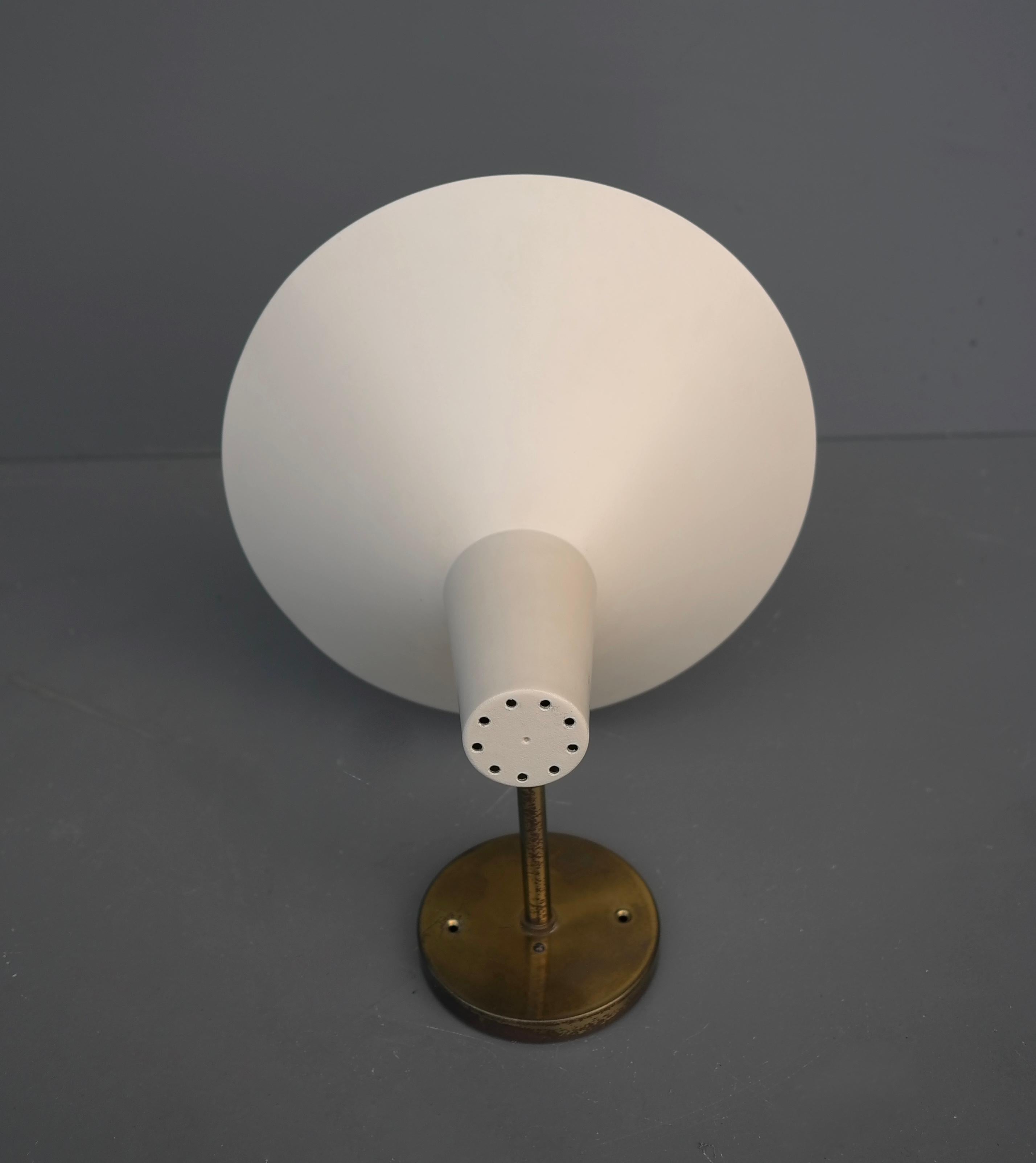 Mid-20th Century Mid-Century Modern Wall Light in off White and Brass, Italy, 1950's For Sale