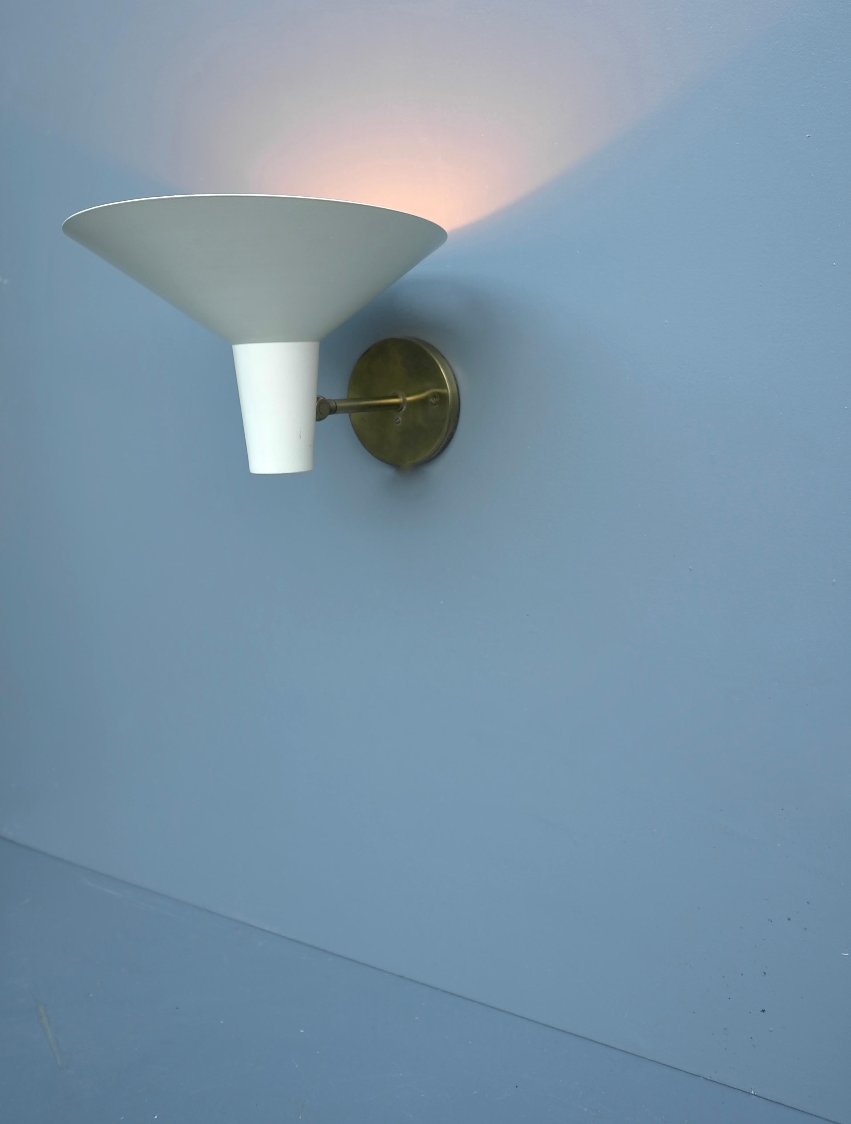 Mid-Century Modern Wall Light in off White and Brass, Italy, 1950's For Sale 2