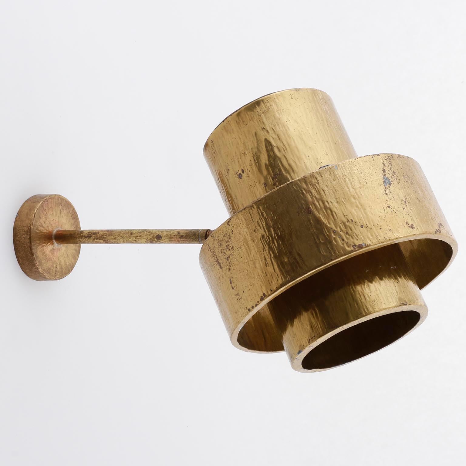 Mid-Century Modern Wall Light Sconce, Hammered Patinated Brass, 1960s In Good Condition For Sale In Hausmannstätten, AT