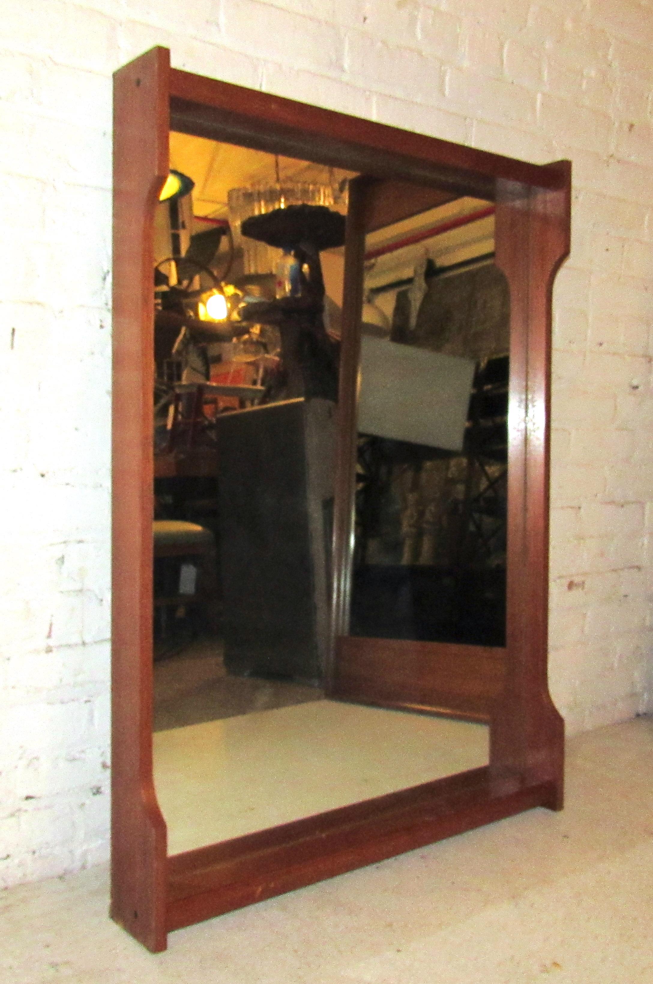 Mid-Century Modern Wall Mirror In Good Condition For Sale In Brooklyn, NY