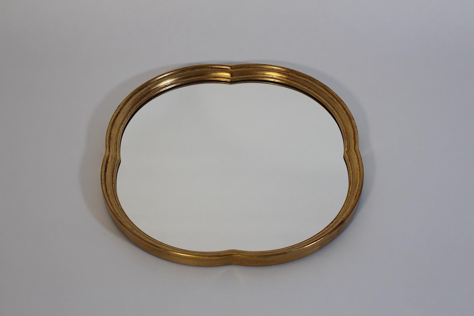 Miroir mural moderne du milieu du siècle en hêtre doré feuille de trèfle Vienne des années 1960 en vente 3