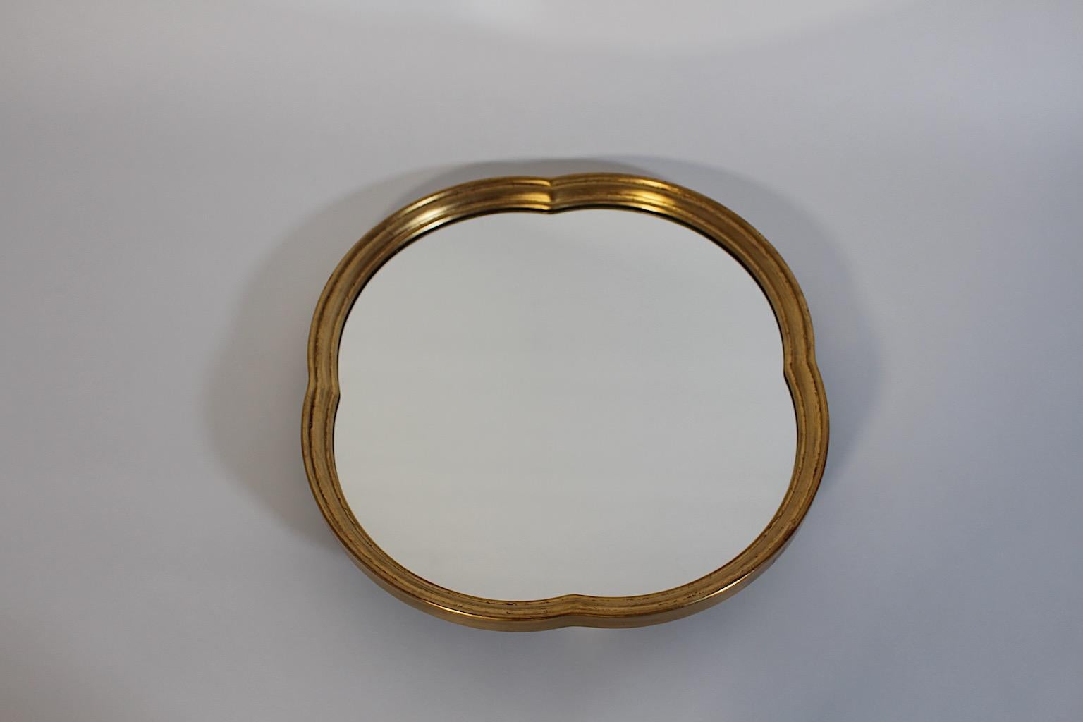 Mid Century Modern Vintage wall mirror clover leaf shape by Lachmair 1960s Vienna.
Un superbe miroir mural en forme de feuille de trèfle avec un cadre en hêtre doré et un cadre en bois. 
Miroir en verre de haute qualité de Lachmair, Vienne, années