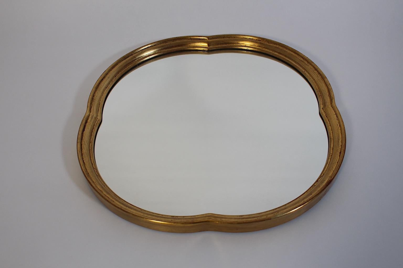 Miroir mural moderne du milieu du siècle en hêtre doré feuille de trèfle Vienne des années 1960 Bon état - En vente à Vienna, AT
