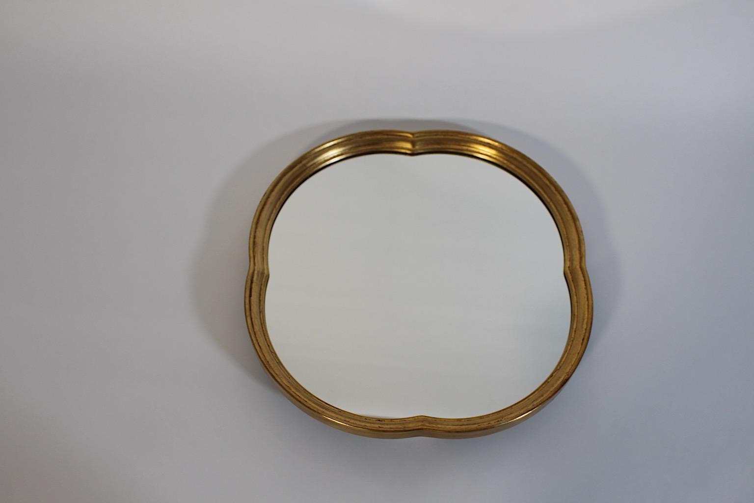 Milieu du XXe siècle Miroir mural moderne du milieu du siècle en hêtre doré feuille de trèfle Vienne des années 1960 en vente