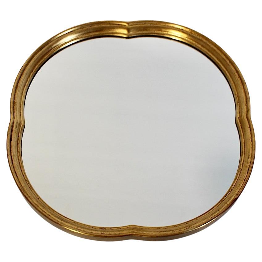 Miroir mural moderne du milieu du siècle en hêtre doré feuille de trèfle Vienne des années 1960 en vente