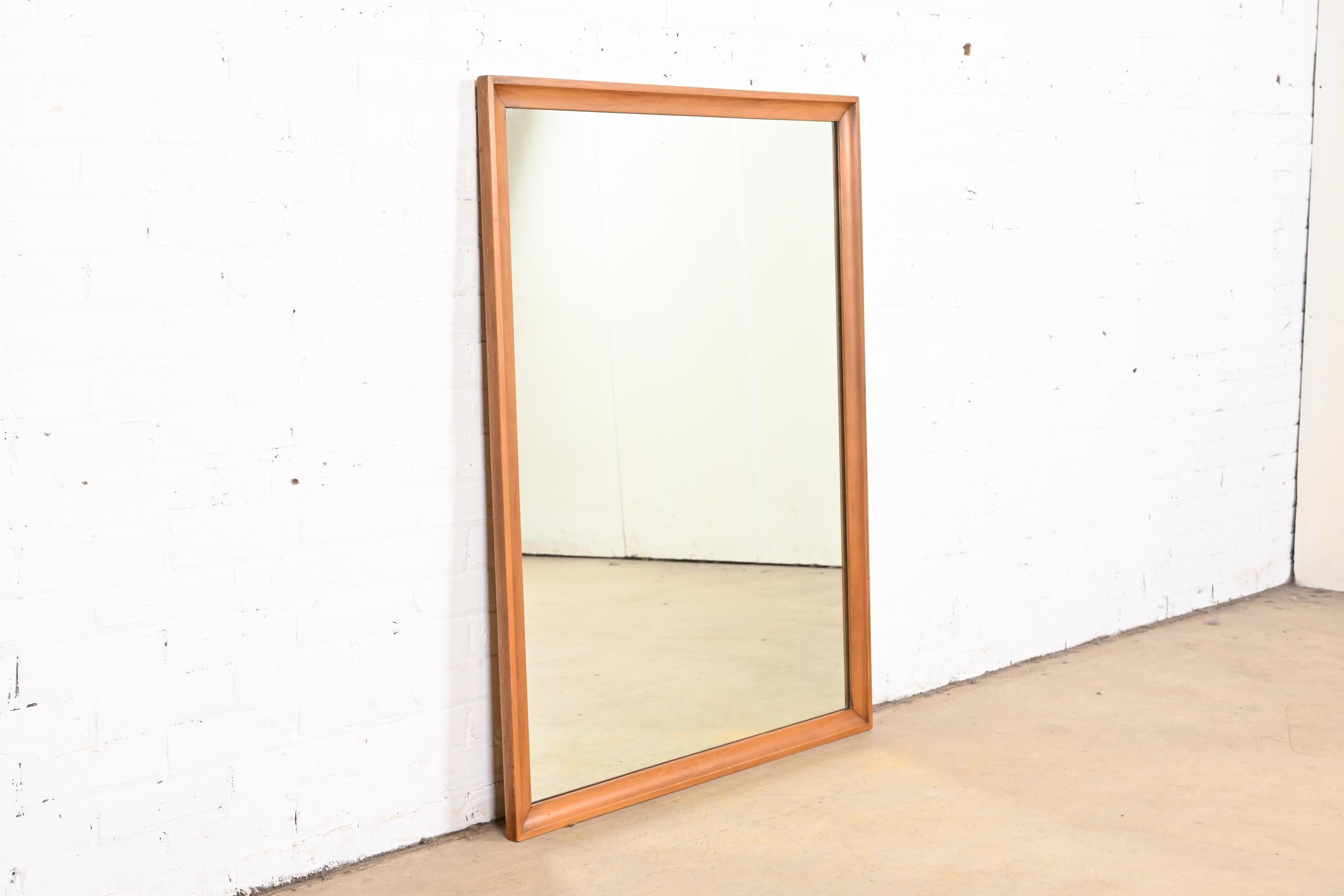 A stylish Mid-Century Modern solid walnut framed large wall mirror

In the manner of Russel Wright for Conant Ball

USA, 1950s

Measures: 34.75