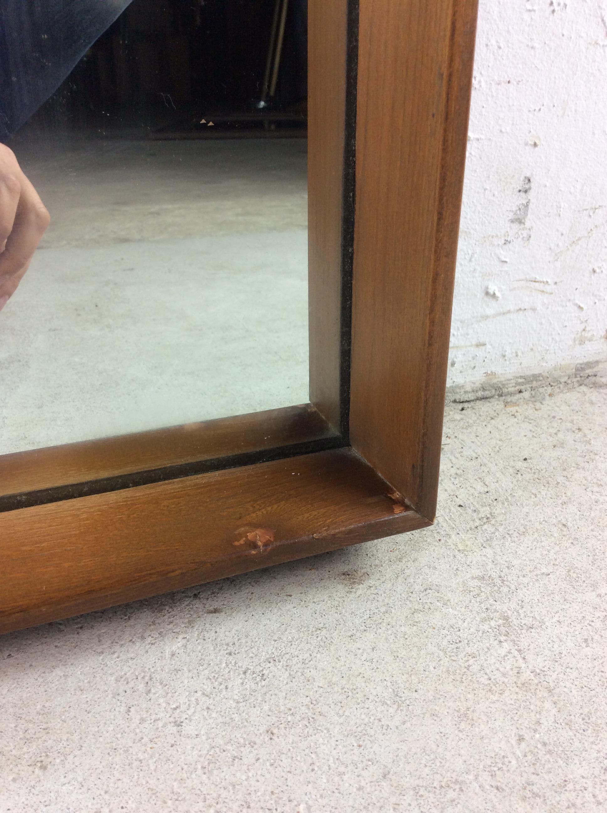 Specchio da parete moderno del metà secolo con cornice in noce smussata in vendita 4
