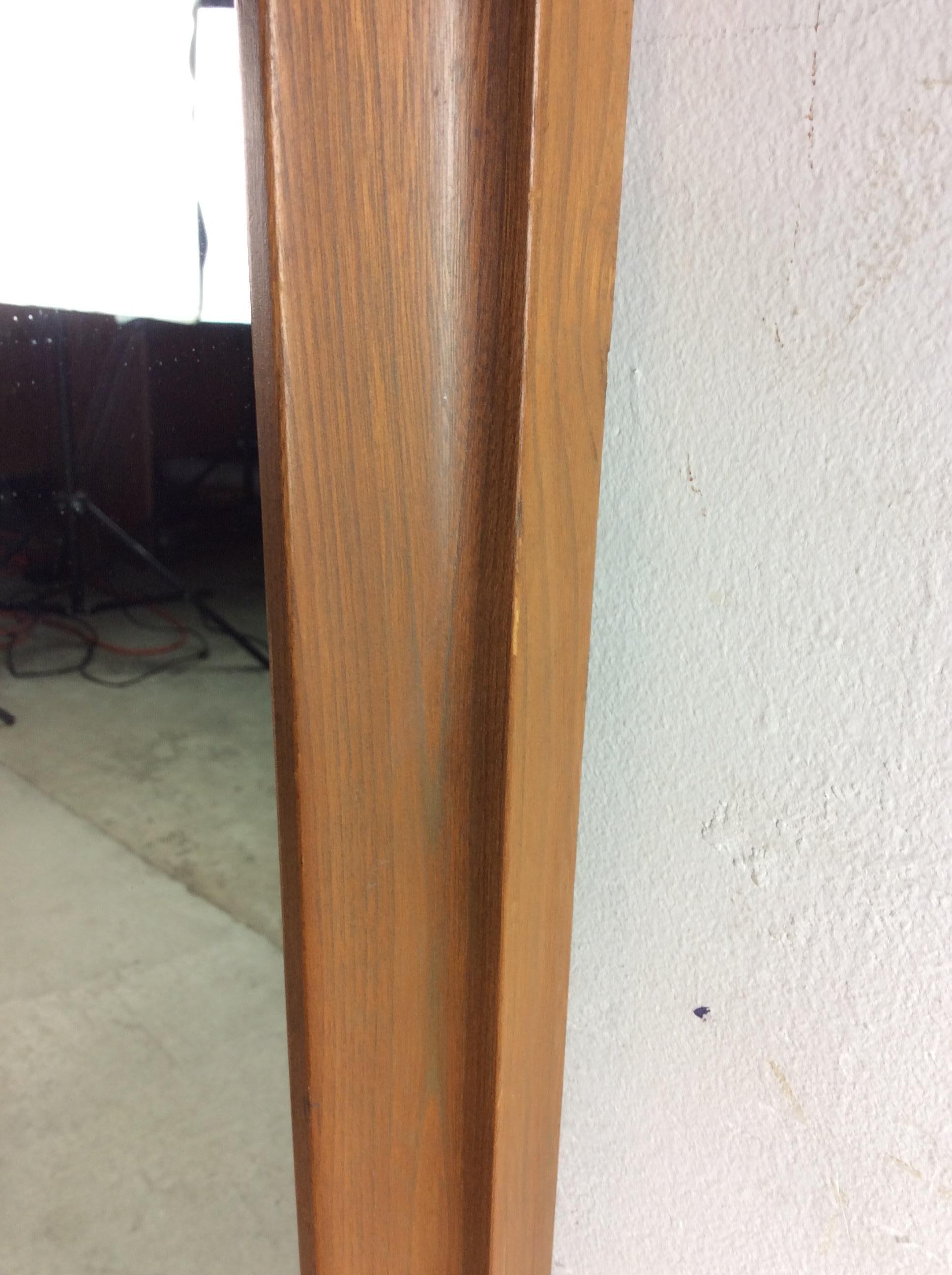Specchio da parete moderno del metà secolo con cornice in noce smussata in vendita 6