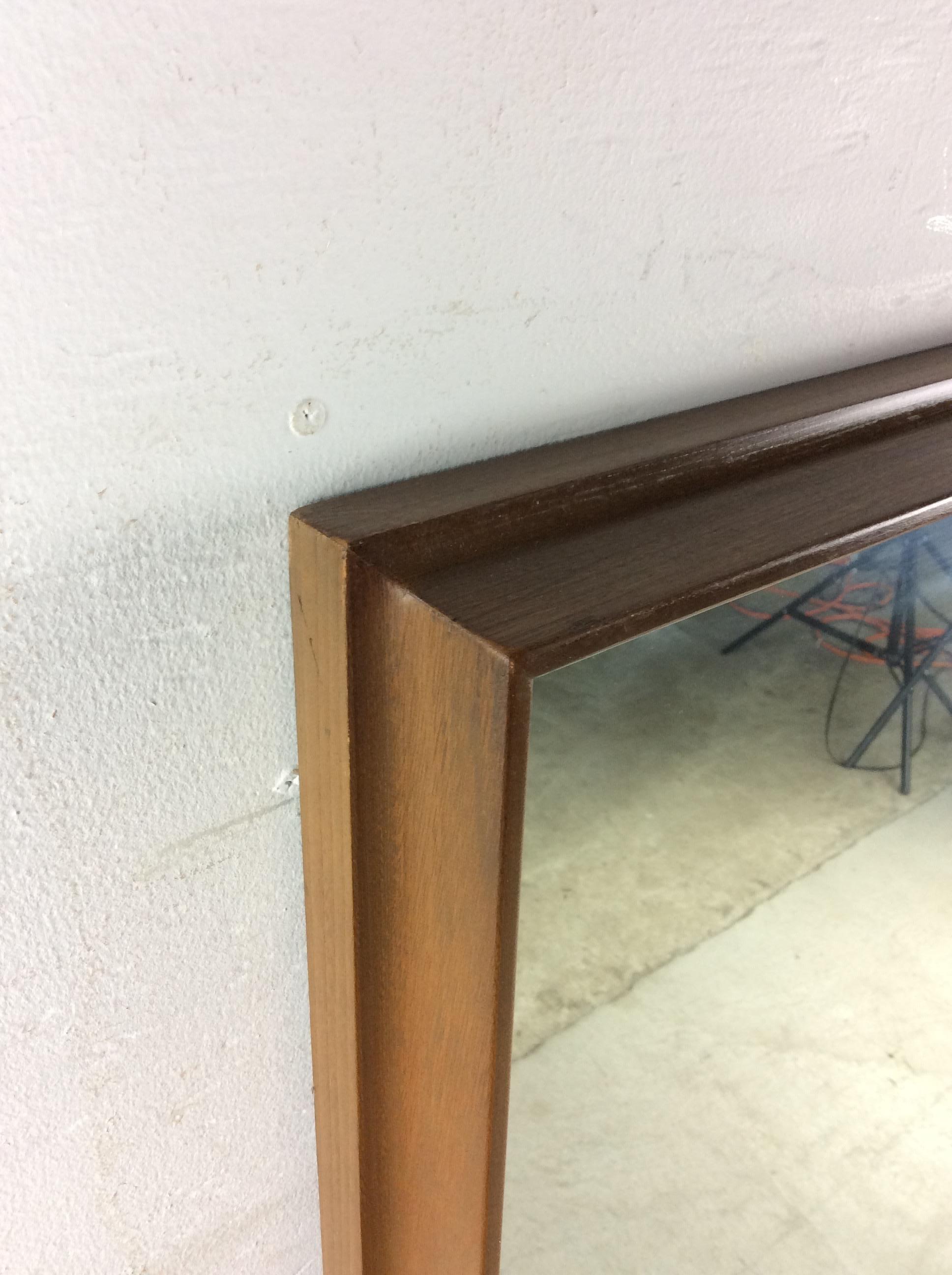 Specchio da parete moderno del metà secolo con cornice in noce smussata in vendita 7