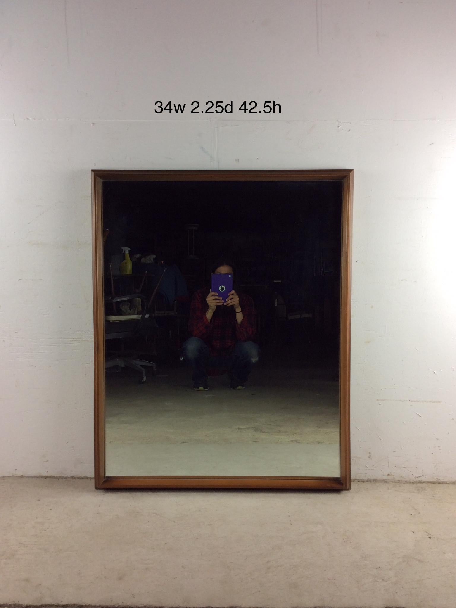 Questo specchio moderno di metà secolo è caratterizzato da una cornice in legno duro con un bordo smussato unico e una finitura originale in noce.

Dimensioni: 34w 2,25d 42,5h

Condit: La finitura originale del telaio è in buone condizioni, con