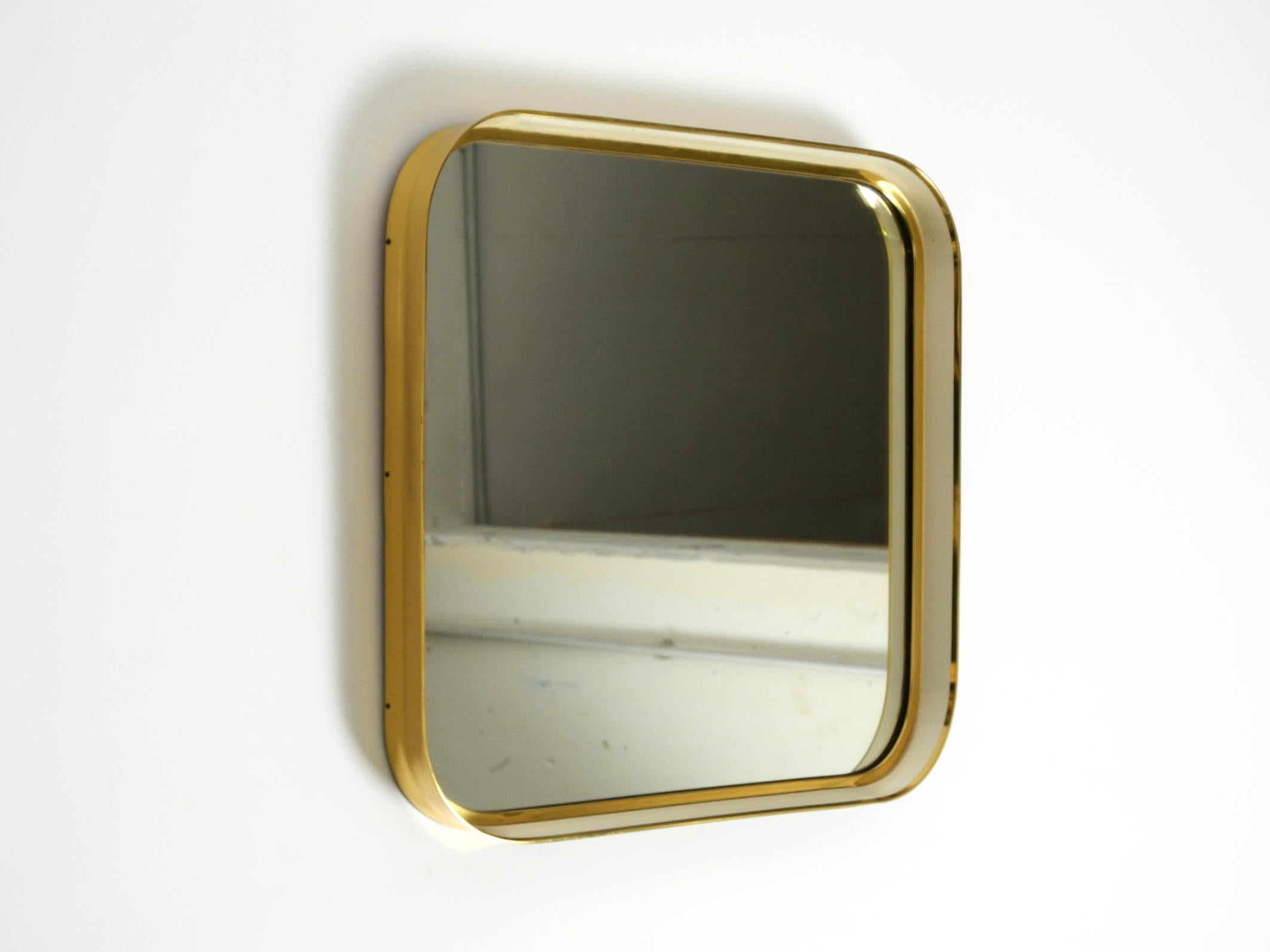 Mid-Century moderno Specchio da parete del Mid Century Modern con cornice in ottone pesante di Münchener Zierspiegel in vendita