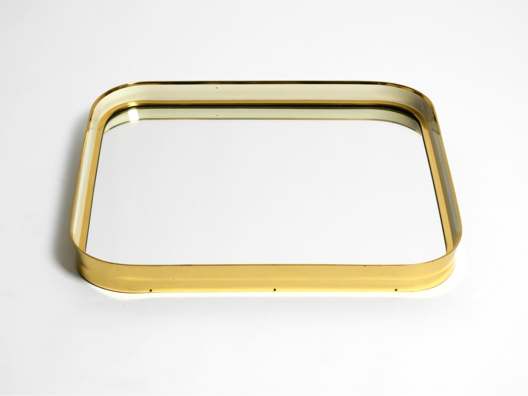 Tedesco Specchio da parete del Mid Century Modern con cornice in ottone pesante di Münchener Zierspiegel in vendita