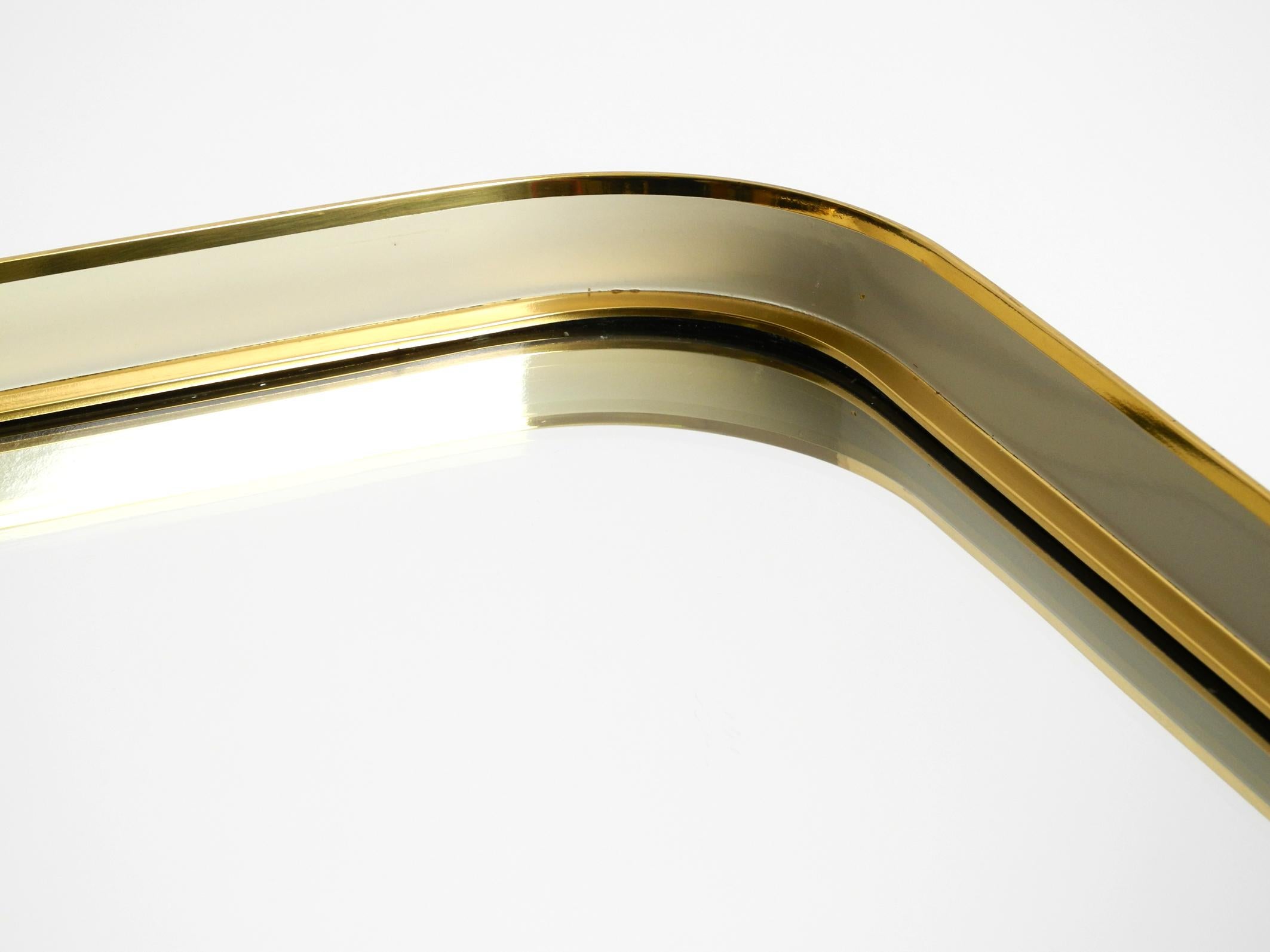 Metà XX secolo Specchio da parete del Mid Century Modern con cornice in ottone pesante di Münchener Zierspiegel in vendita
