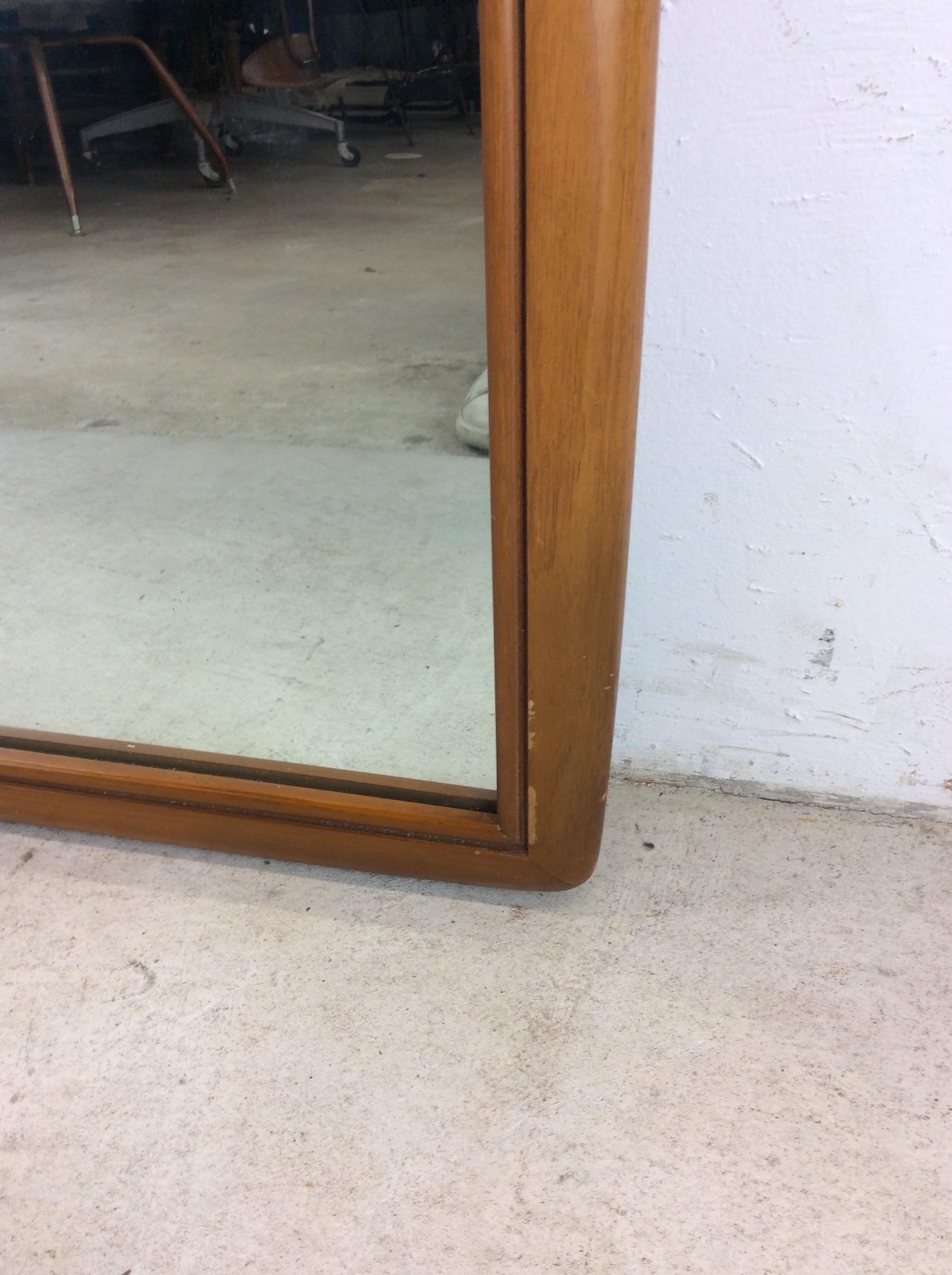 Miroir mural moderne du milieu du siècle avec cadre arrondi en érable en vente 4