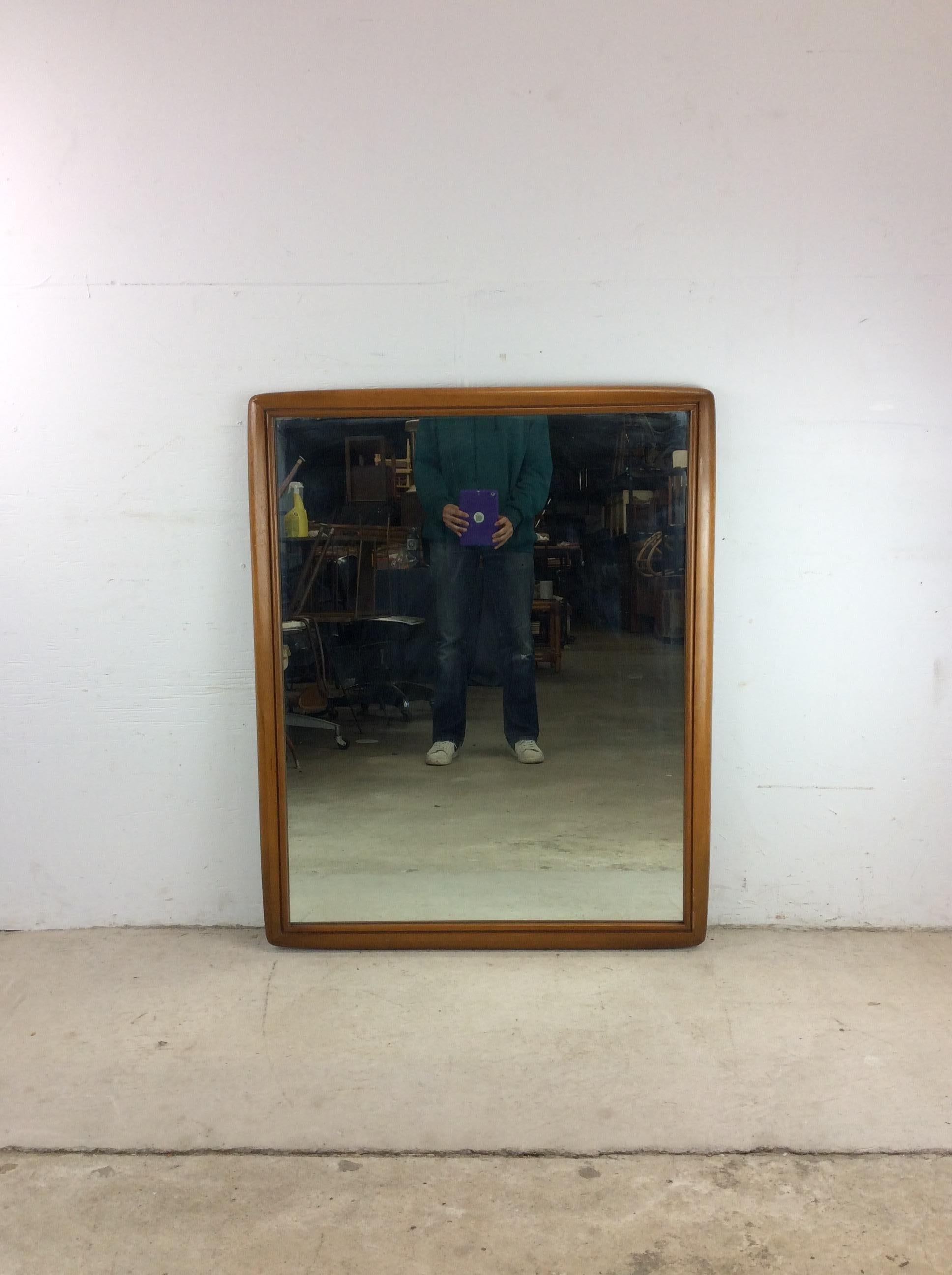 Ce miroir mural moderne du milieu du siècle présente une construction en bois dur, une finition originale en érable, un cadre arrondi et un verre miroir vintage.

Dimensions : 33.25w 1.25d 42h

La finition d'origine présente quelques éraflures,