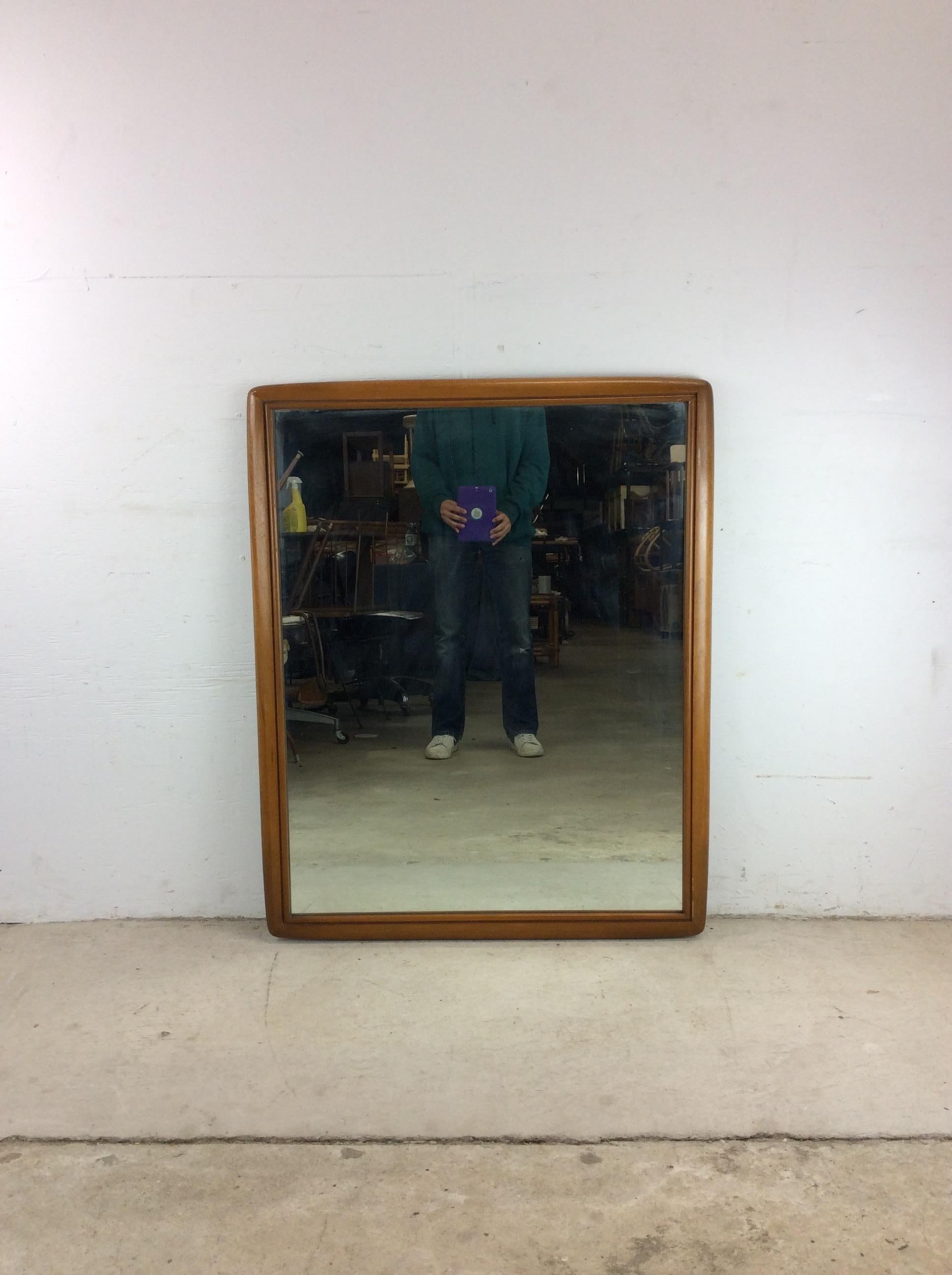 Mid-Century Modern Miroir mural moderne du milieu du siècle avec cadre arrondi en érable en vente