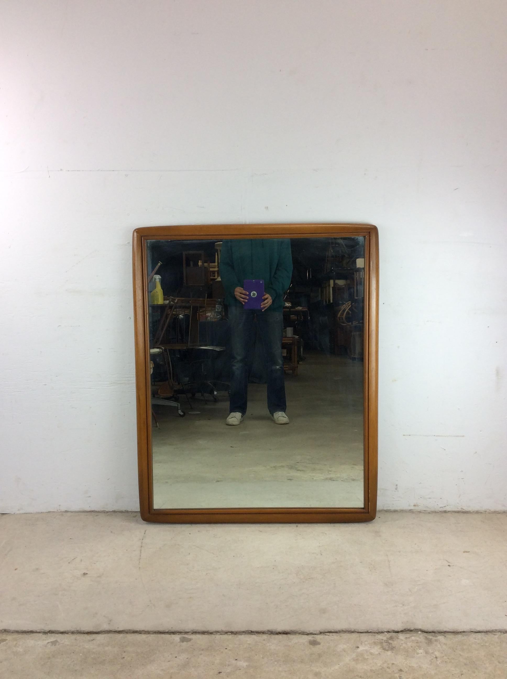 Américain Miroir mural moderne du milieu du siècle avec cadre arrondi en érable en vente