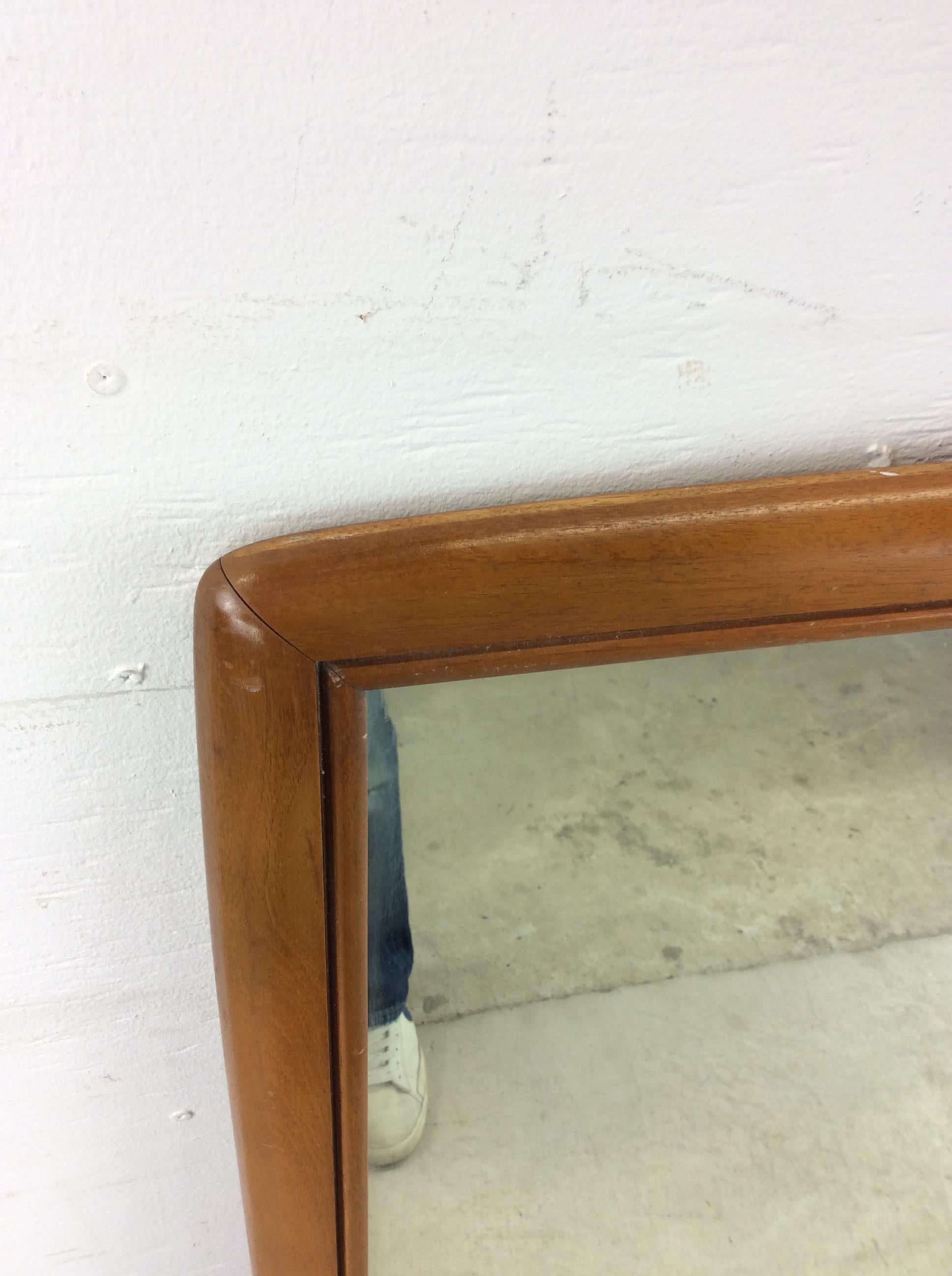 Miroir mural moderne du milieu du siècle avec cadre arrondi en érable Bon état - En vente à Freehold, NJ