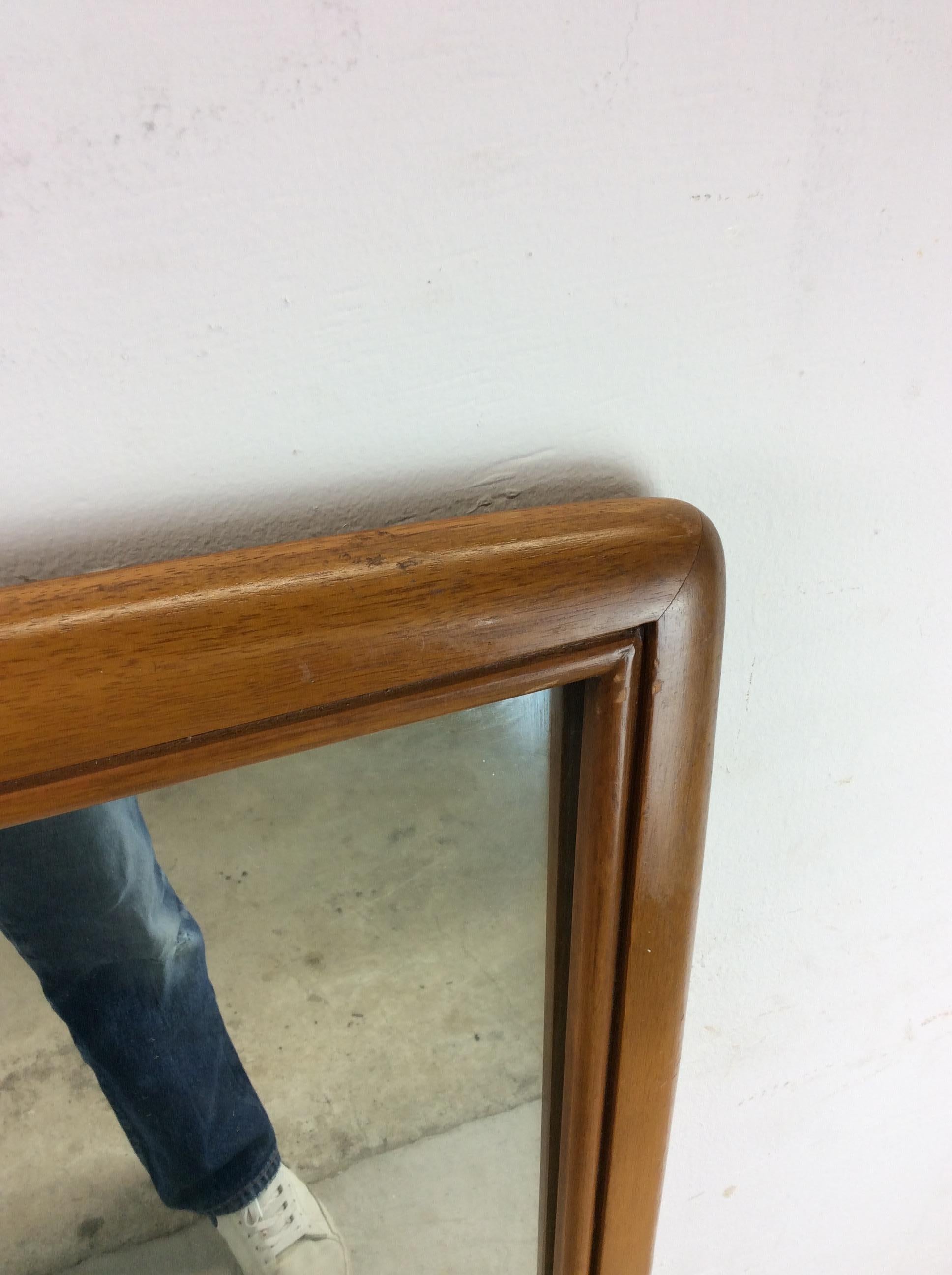 20ième siècle Miroir mural moderne du milieu du siècle avec cadre arrondi en érable en vente