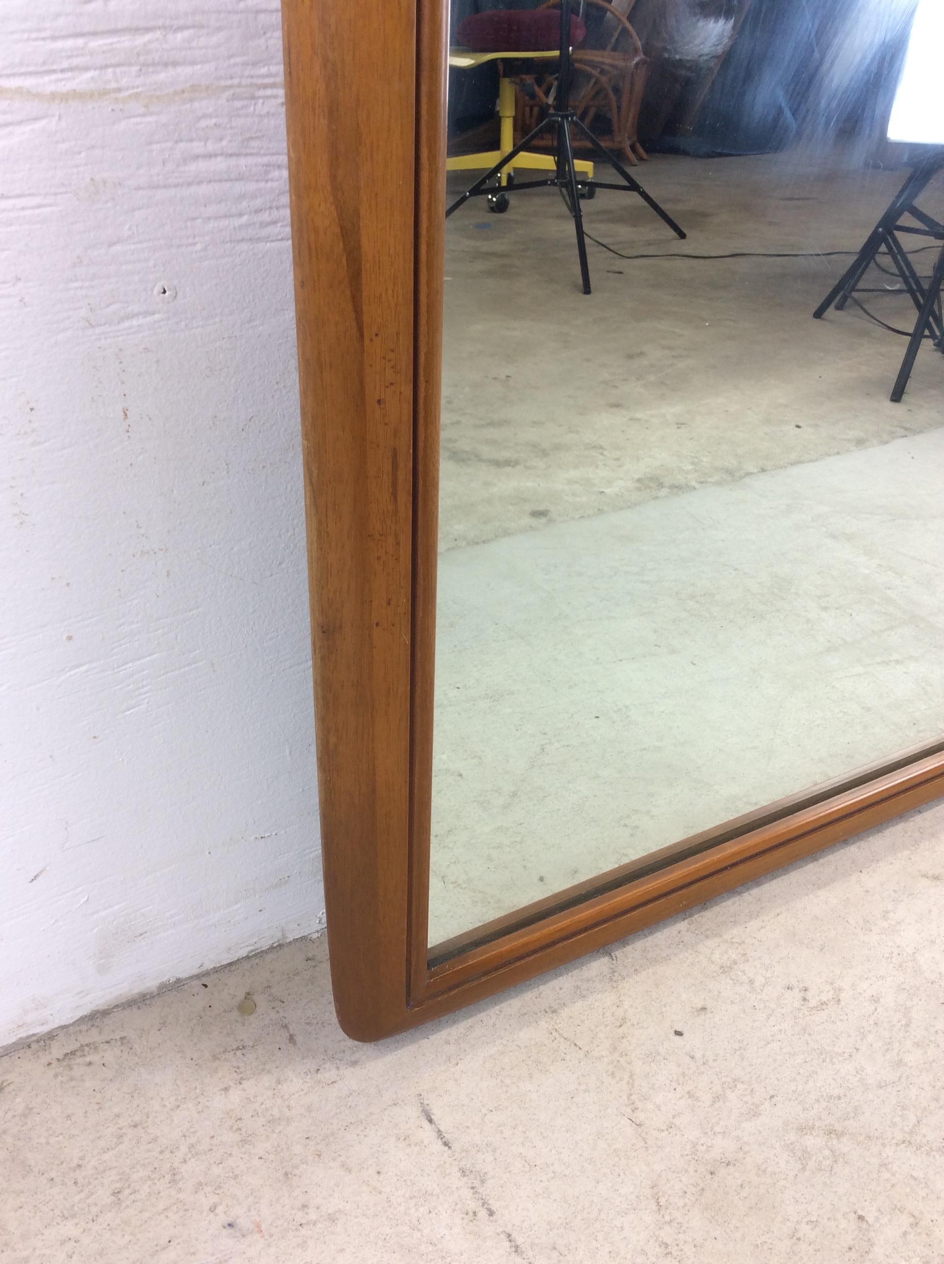 Miroir mural moderne du milieu du siècle avec cadre arrondi en érable en vente 3