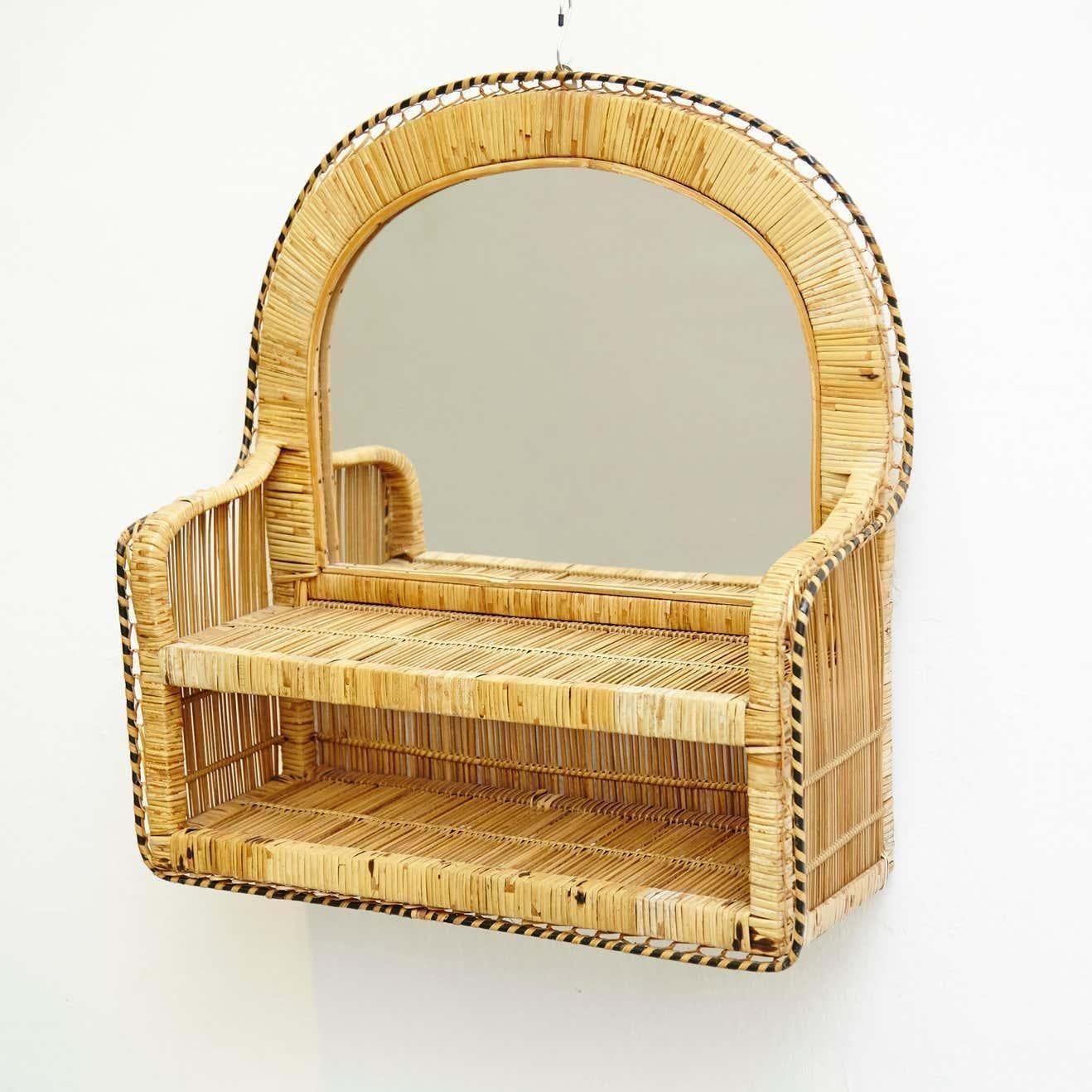 Rustique Miroir mural du milieu du siècle avec étagère, fabriqué à la main en rotin, vers 1960 en vente