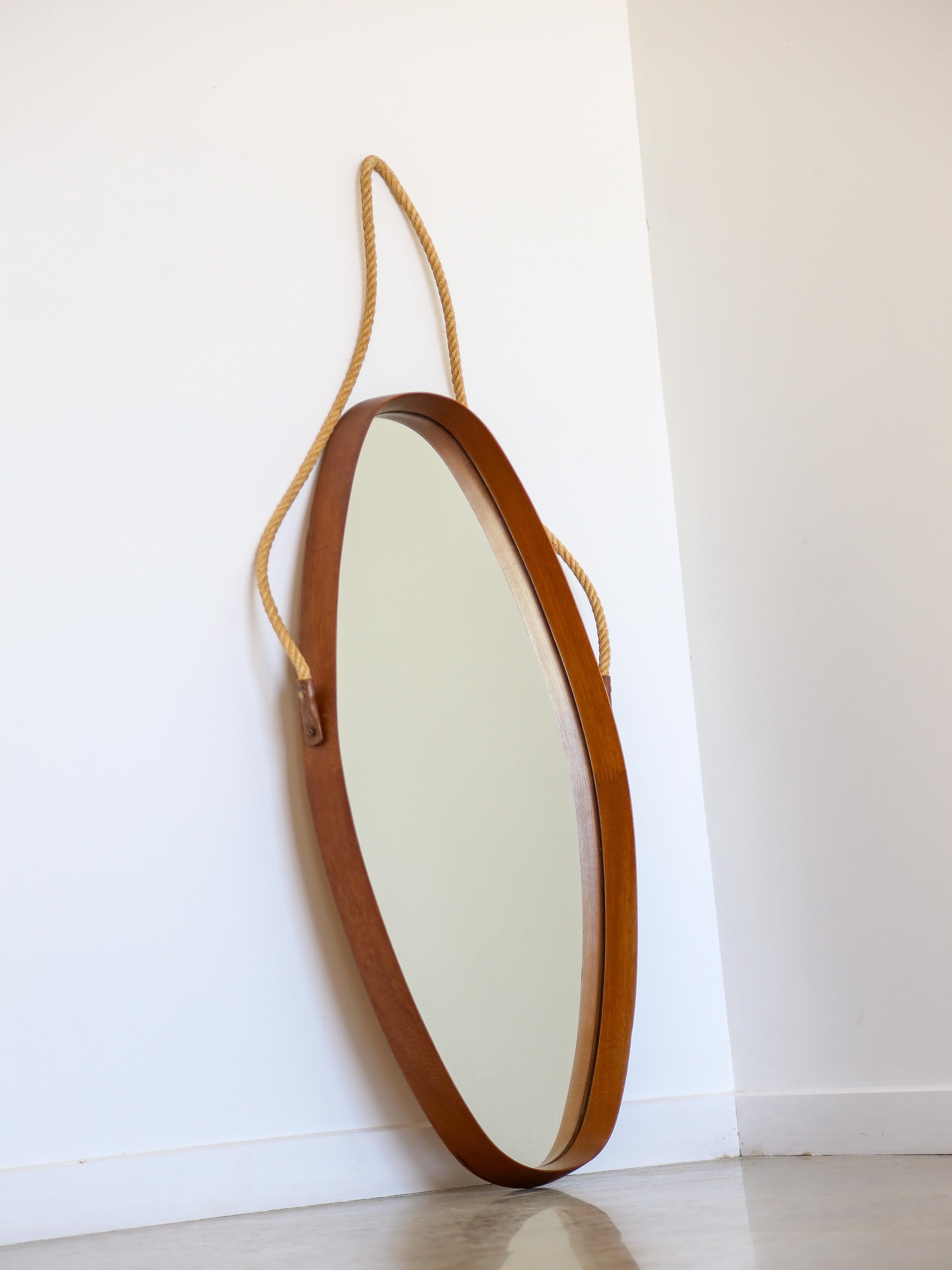 Mid-Century moderno Specchio da parete moderno del metà secolo con cornice in legno di teak in vendita