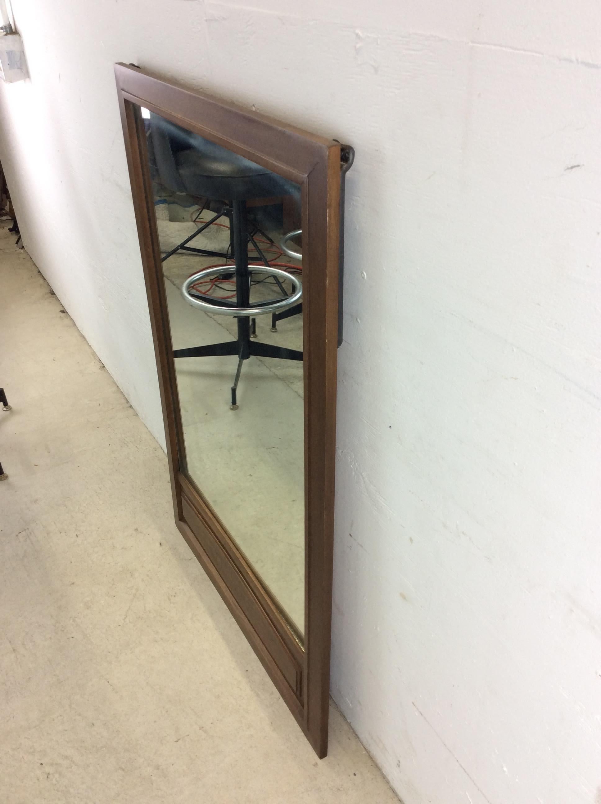 Miroir mural The Moderns avec panneau d'accentuation en noyer en vente 4