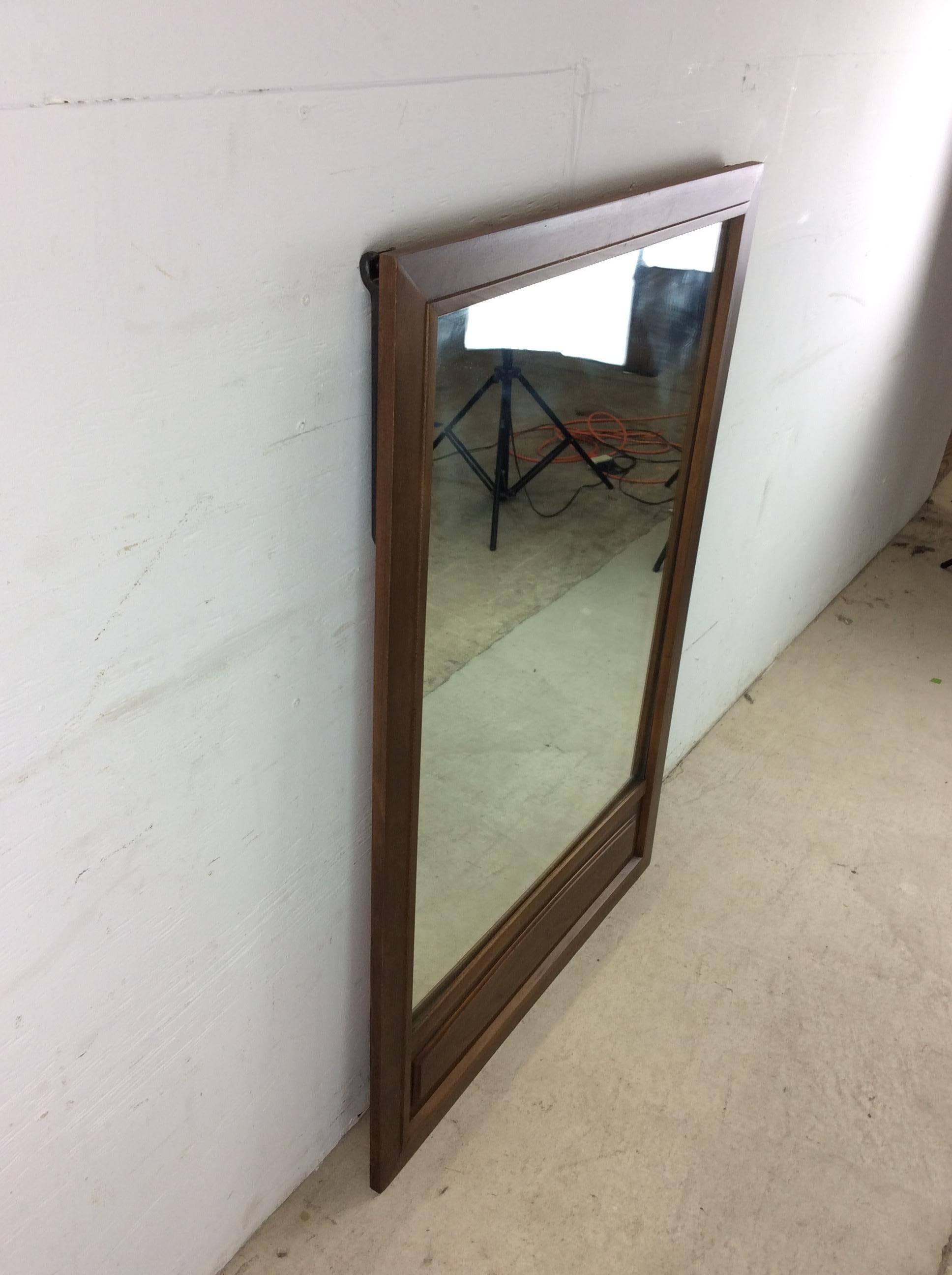 Miroir mural The Moderns avec panneau d'accentuation en noyer en vente 5