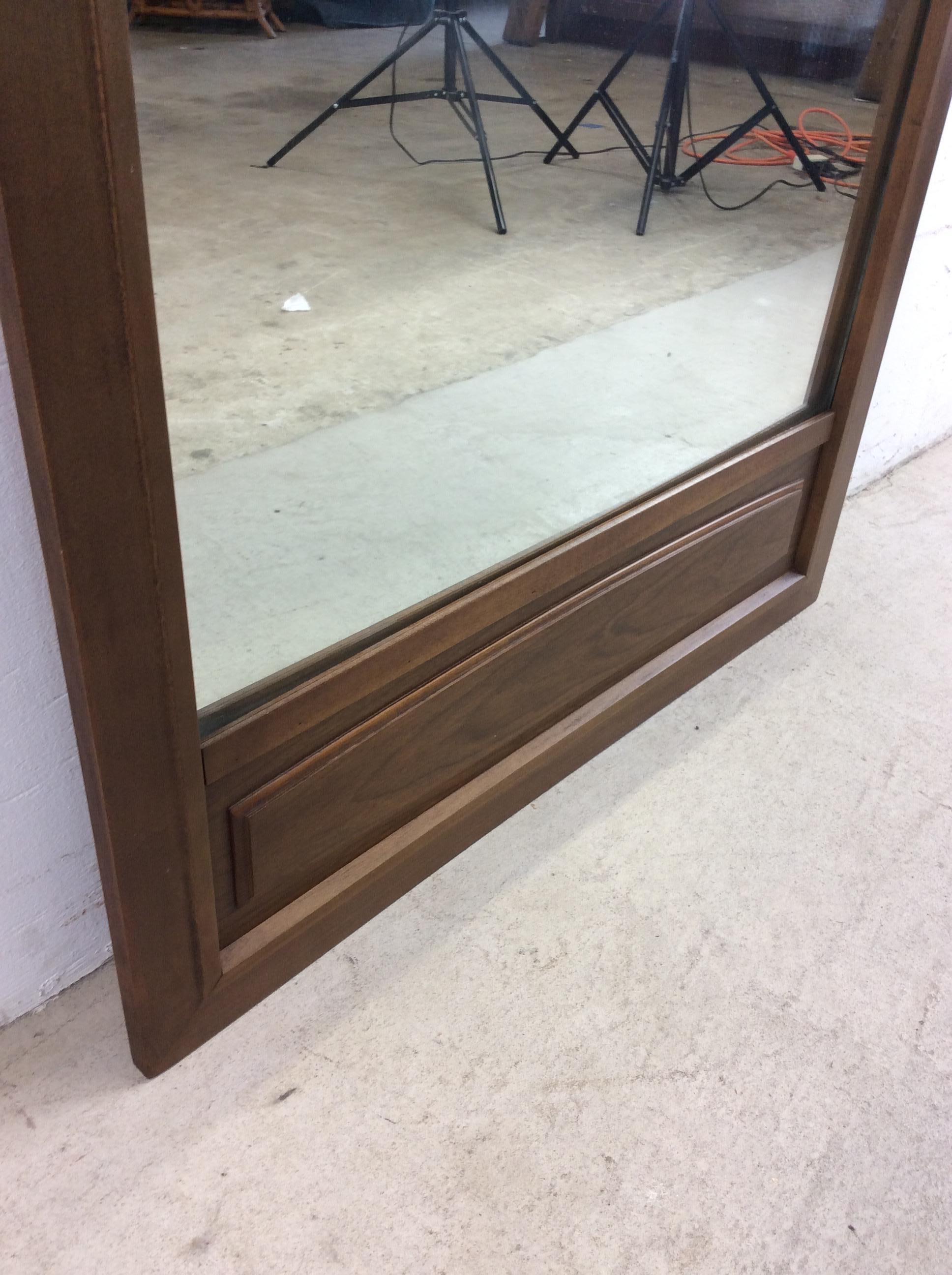 Miroir mural The Moderns avec panneau d'accentuation en noyer en vente 8