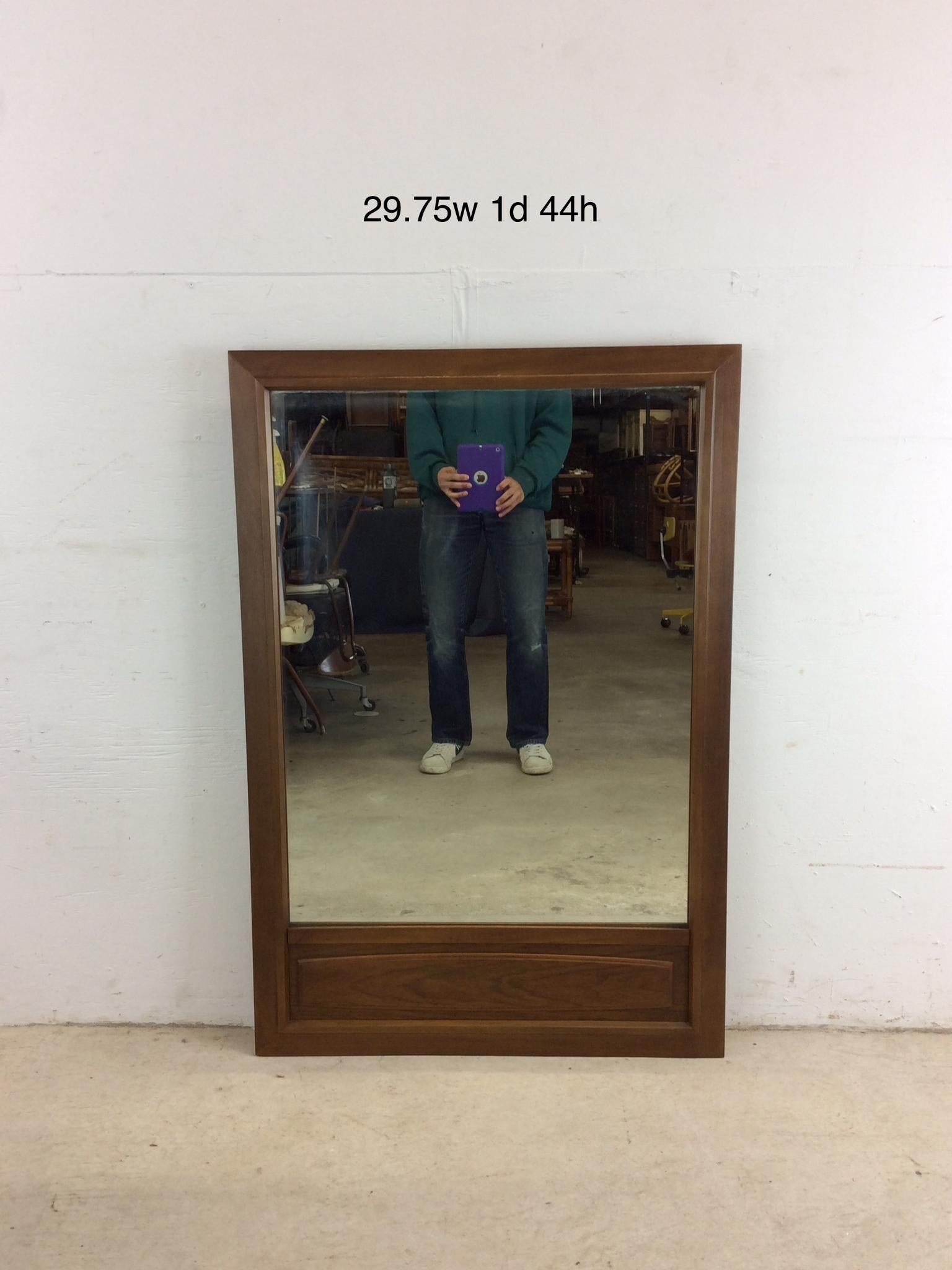 Miroir mural The Moderns avec panneau d'accentuation en noyer en vente 10