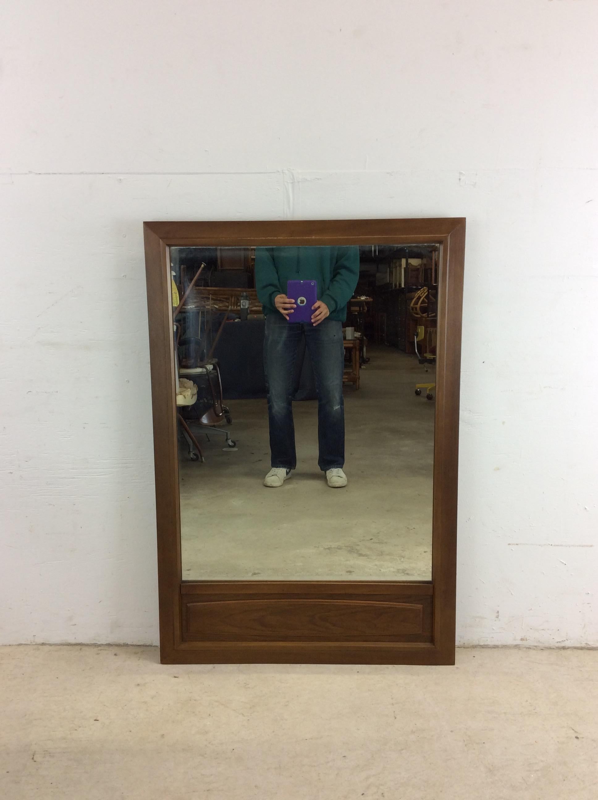 Mid-Century Modern Miroir mural The Moderns avec panneau d'accentuation en noyer en vente