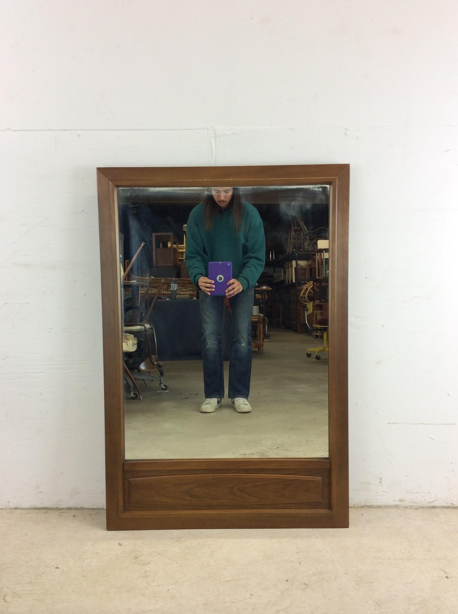 Américain Miroir mural The Moderns avec panneau d'accentuation en noyer en vente