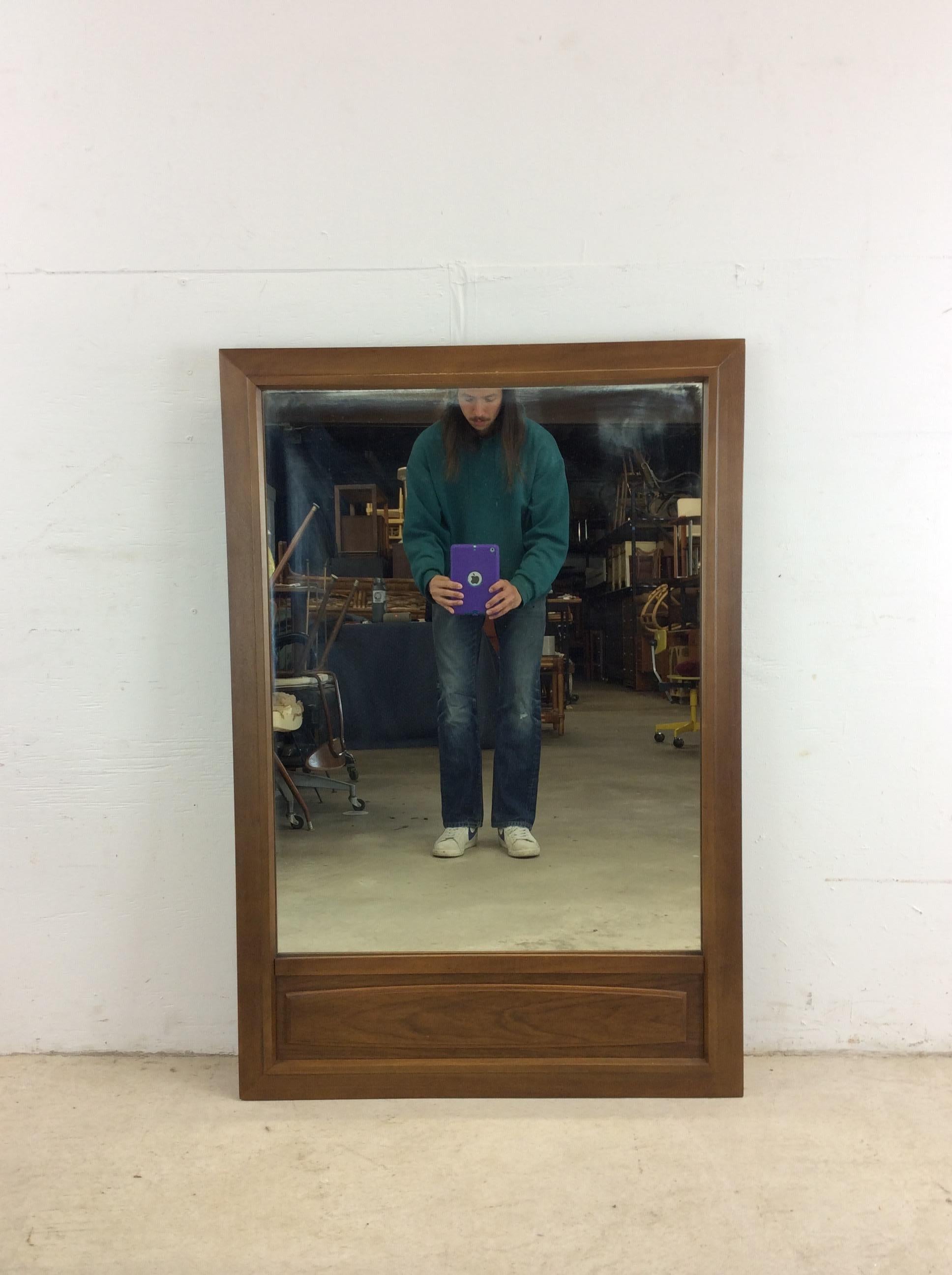 Miroir mural The Moderns avec panneau d'accentuation en noyer Bon état - En vente à Freehold, NJ