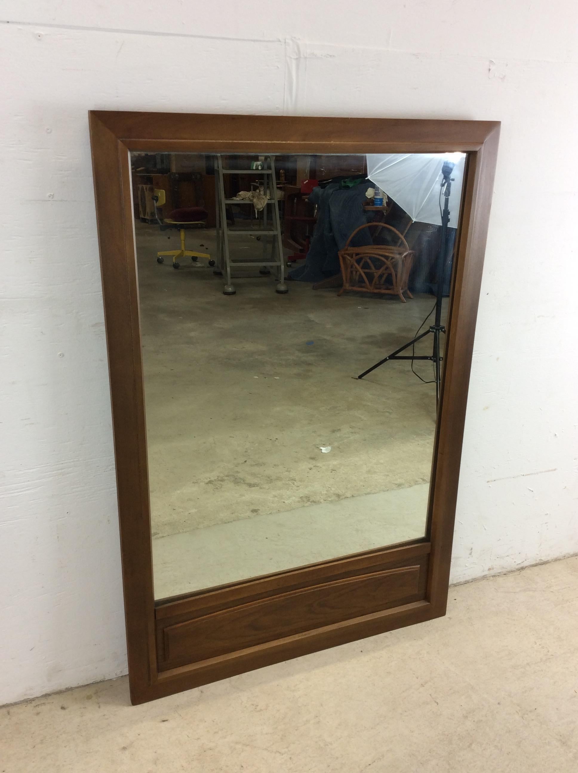 20ième siècle Miroir mural The Moderns avec panneau d'accentuation en noyer en vente