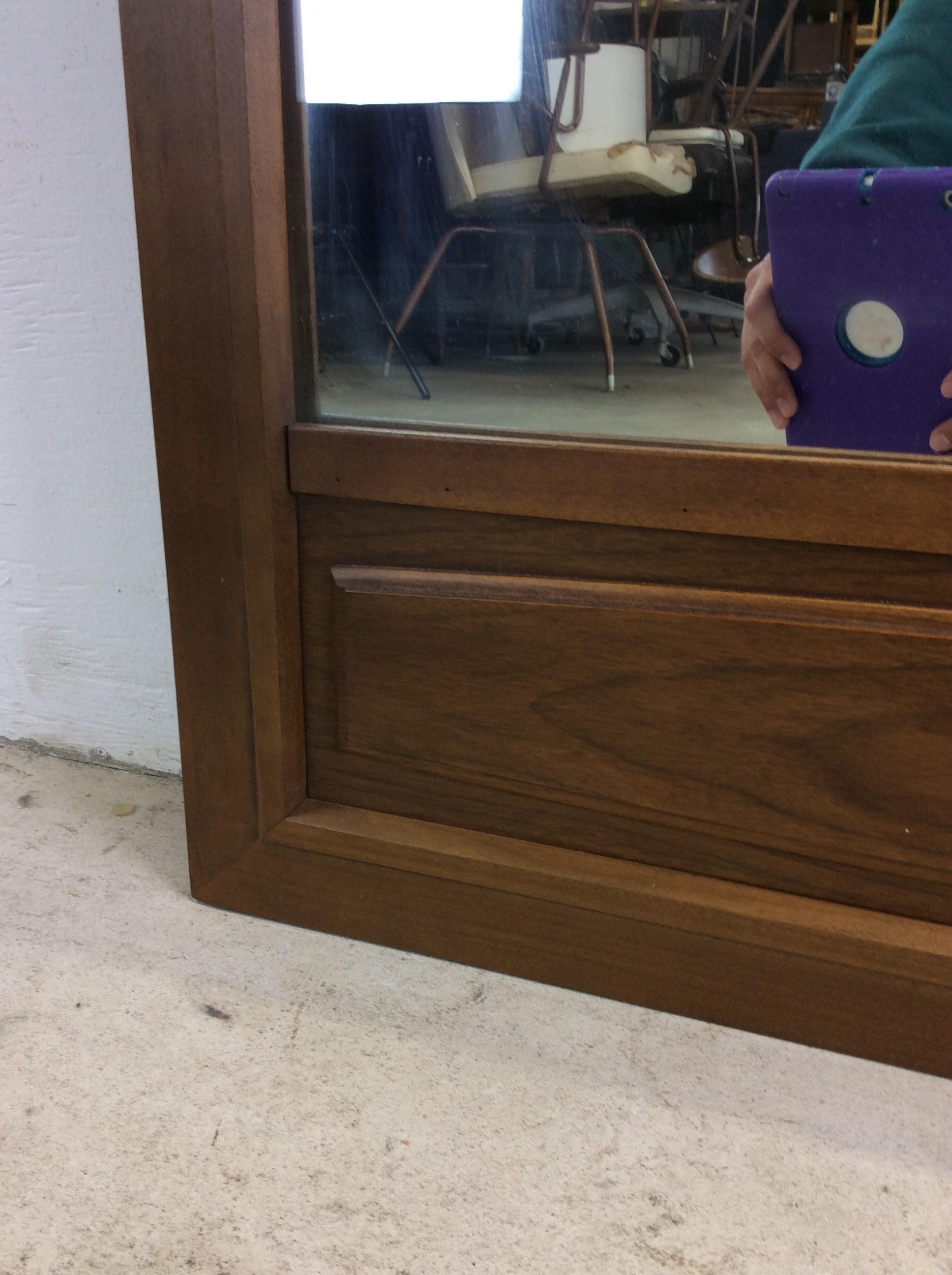 Miroir mural The Moderns avec panneau d'accentuation en noyer en vente 1
